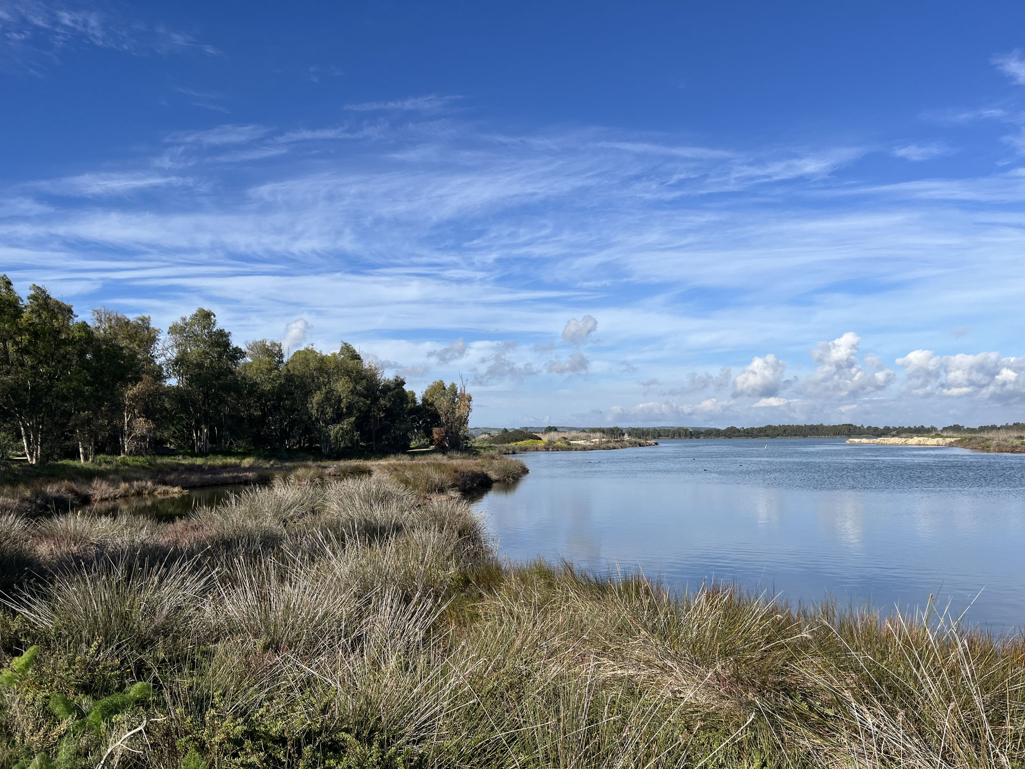 … spazieren in Torregrande in der Seen-und Flusslandschaft der Sinis-Halbinsel.