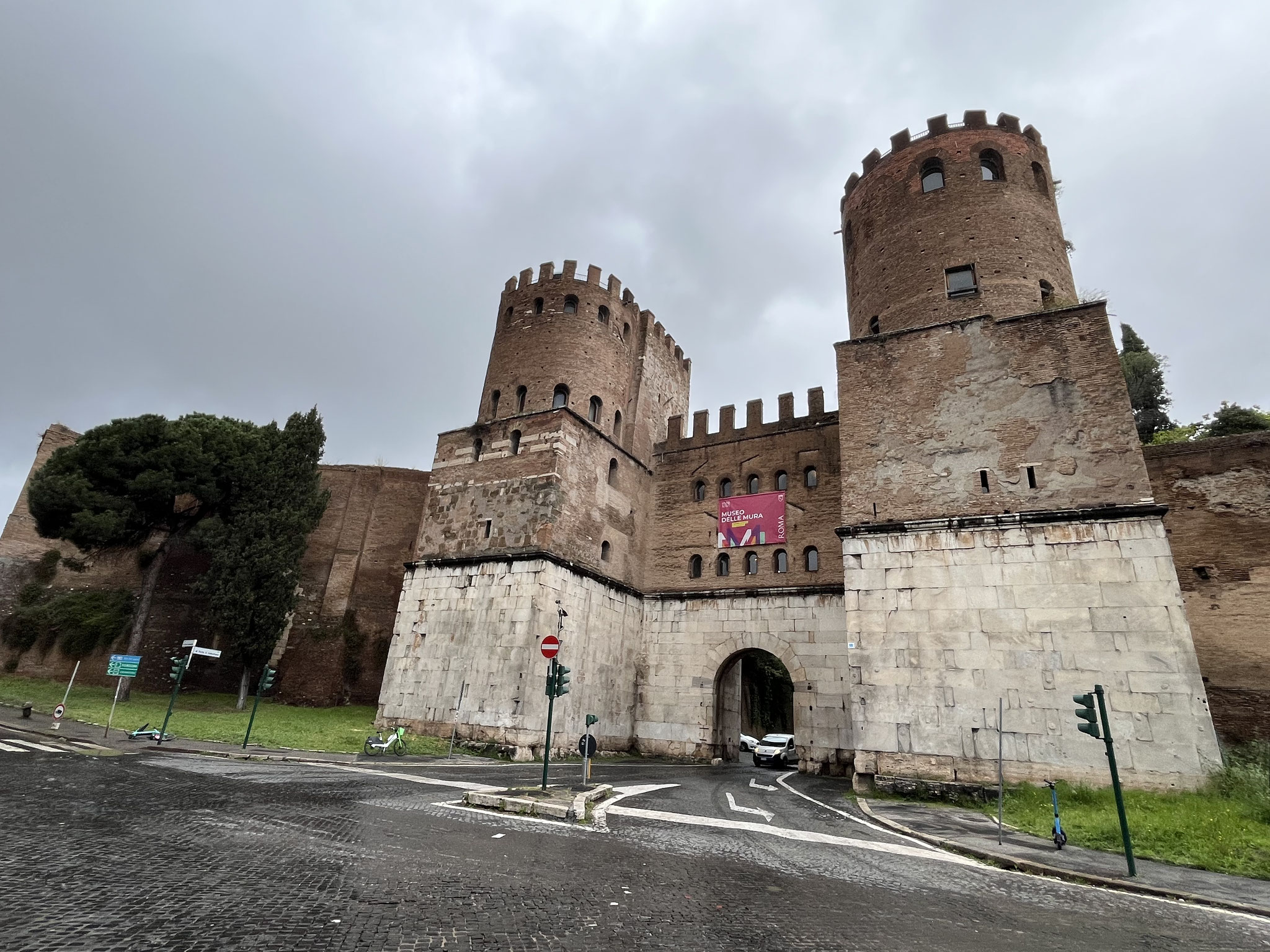 Es geht durch die "Porta San Sebastiano", wo wir vor dem Regen Schutz suchen.