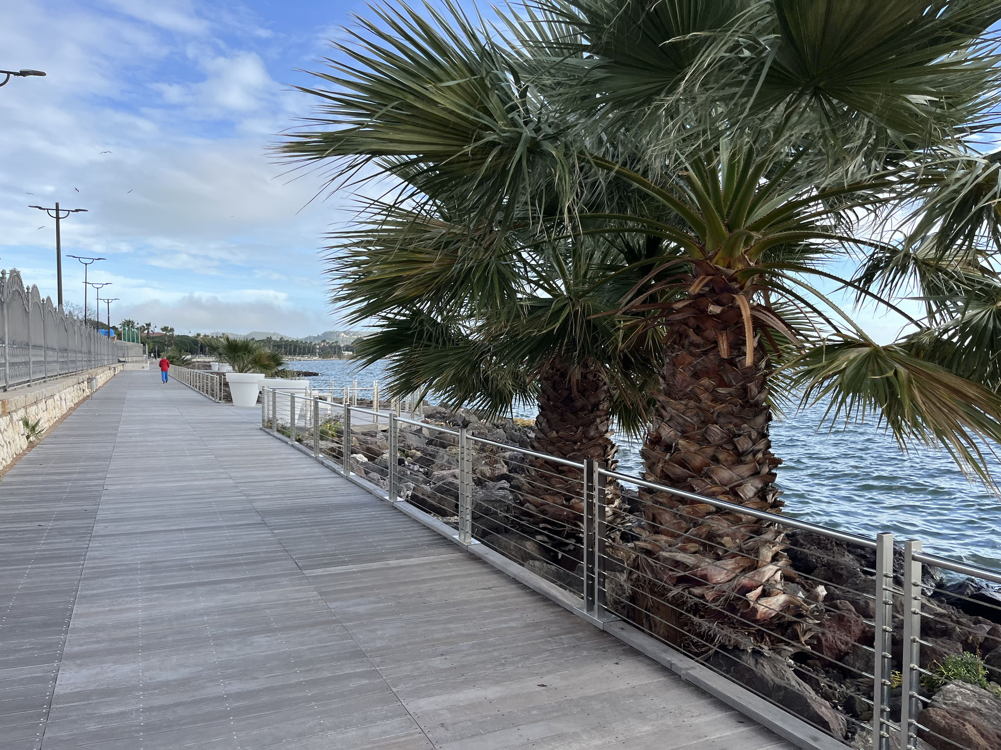 … zum Hafen und finden per Zufall diese traumhafte Passage am Meer entlang.