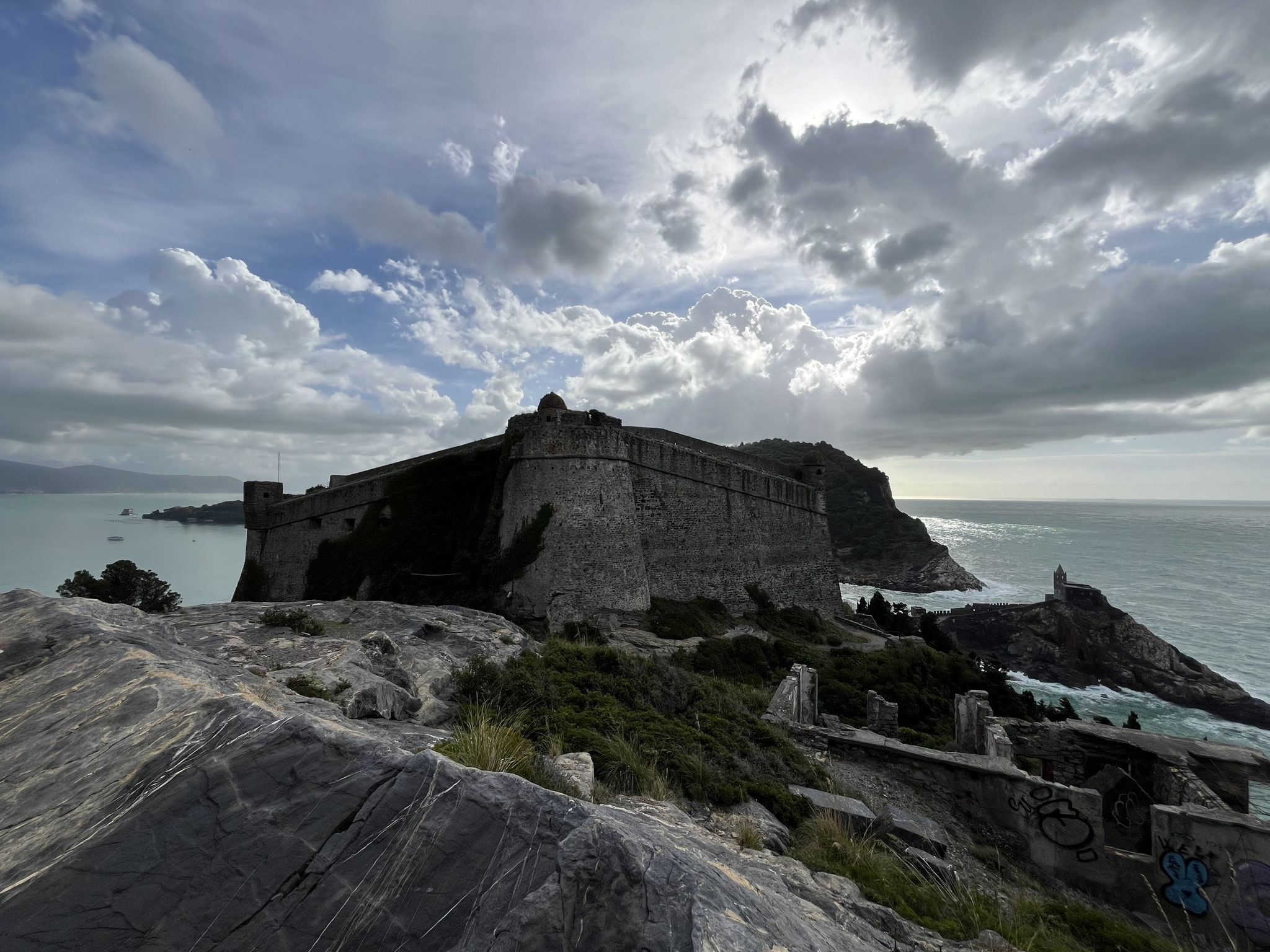 Vorsichtig steigen wir ab und erreichen das „Castello Doria“.