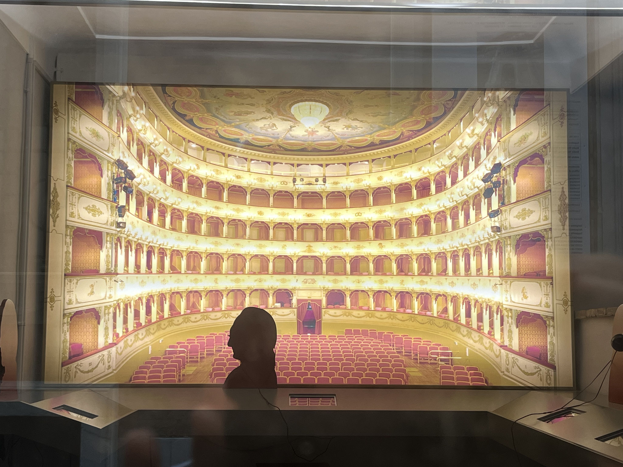 Vor dem Nachtessen spazieren wir noch in die Altstadt und kommen am Geburtshaus von Gioacchino Rossini, 1792-1868, vorbei.