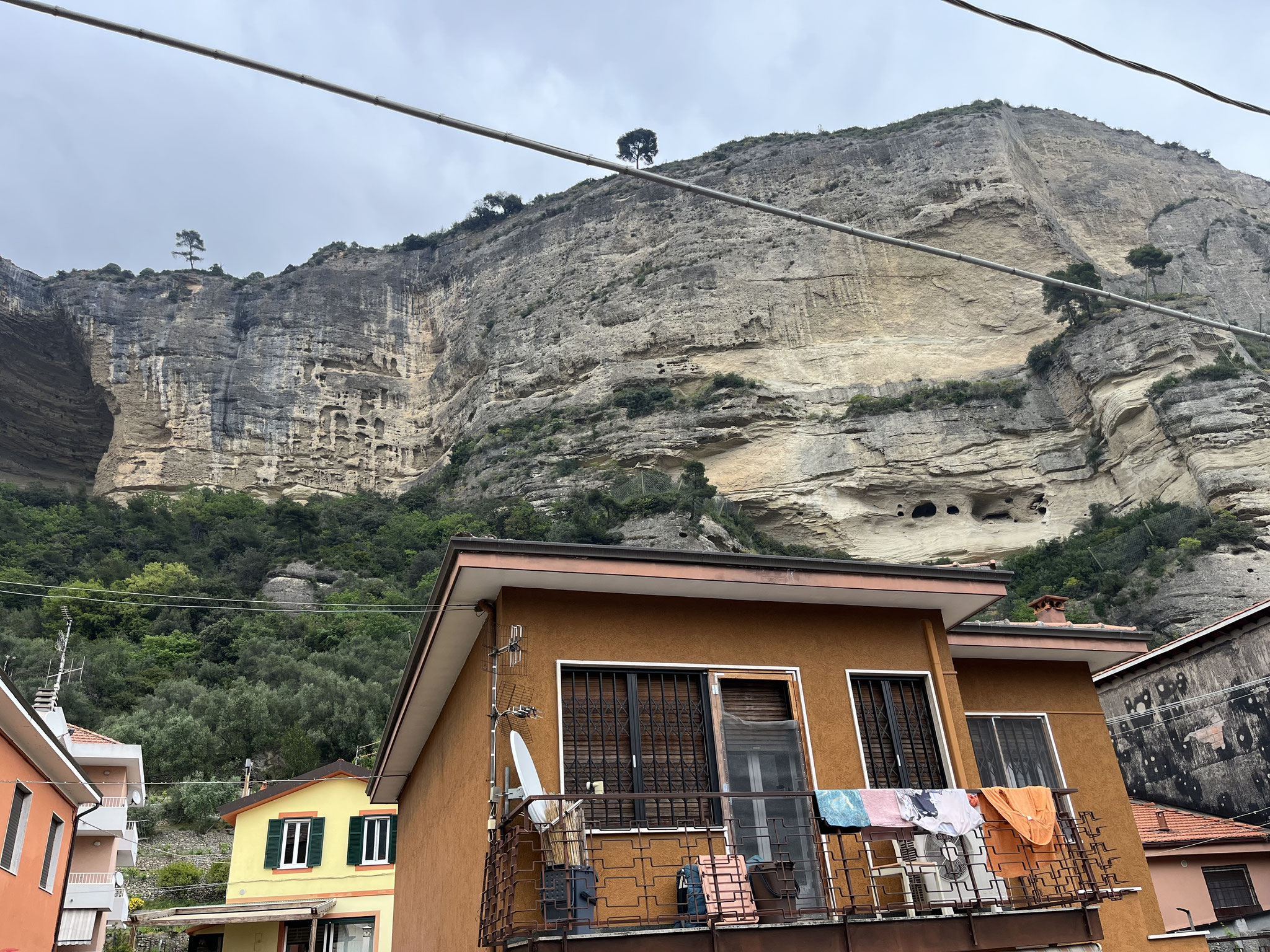 In Ventimiglia, Italien, finden wir uns in einer anderen Welt wieder. Nicht mehr so mondän, so gepflegt und sauber, wie auf der französischen Seite.