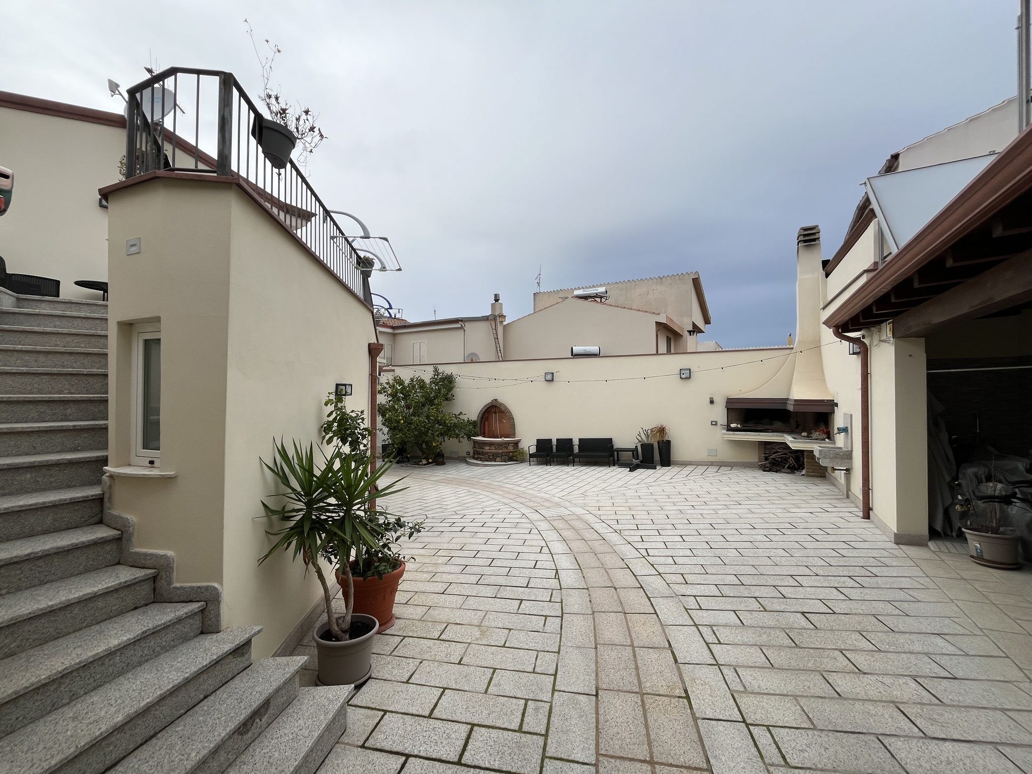 Wir schliessen das Tor zu unserem B&B Zimmer auf und sind in einer anderen Welt.