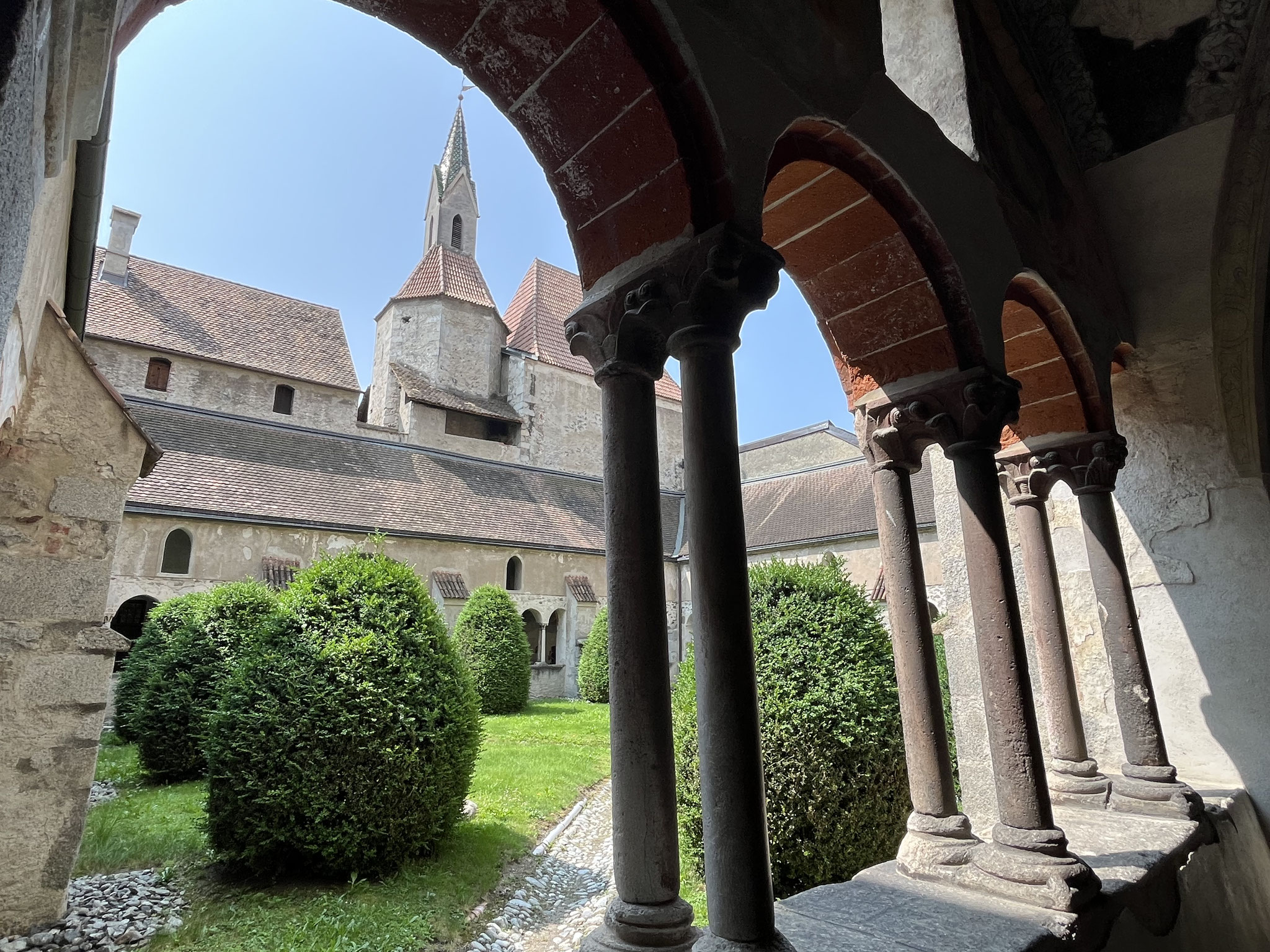 Es geht dann weiter mit dem Zug nach Brixen, wo wir zuerst 1,5km zurücklegen müssen, bis wir den Domherrenhof ...