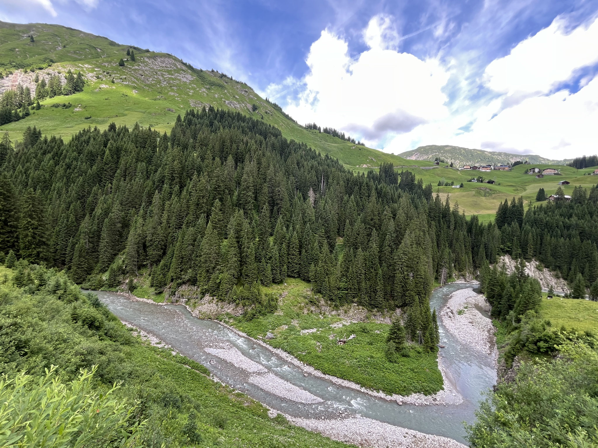 Es geht gefühlt immer bergauf und deshalb müssen wir vor Warth steil runter zur Lech und den Fluss dort überqueren.