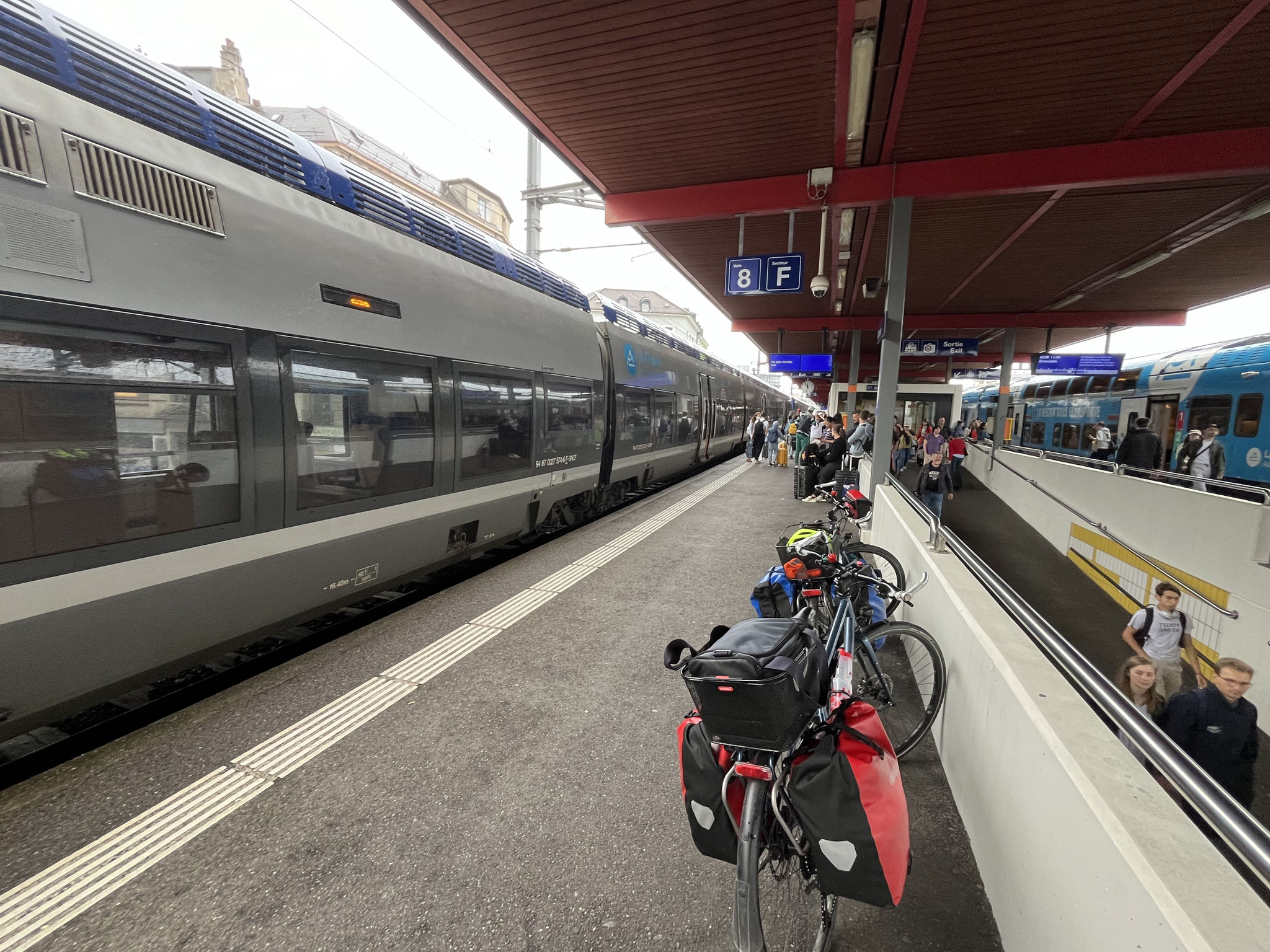 Nach dieser angenehmen Fahrt gehts ins Getümmel des Genfer Bahnhofs. Ein multikulturelles Gewimmel von Reisenden, Geschäftsleuten, Familien, Bettlern(Kinder!), Randständigen schockt uns gerade ein bisschen.