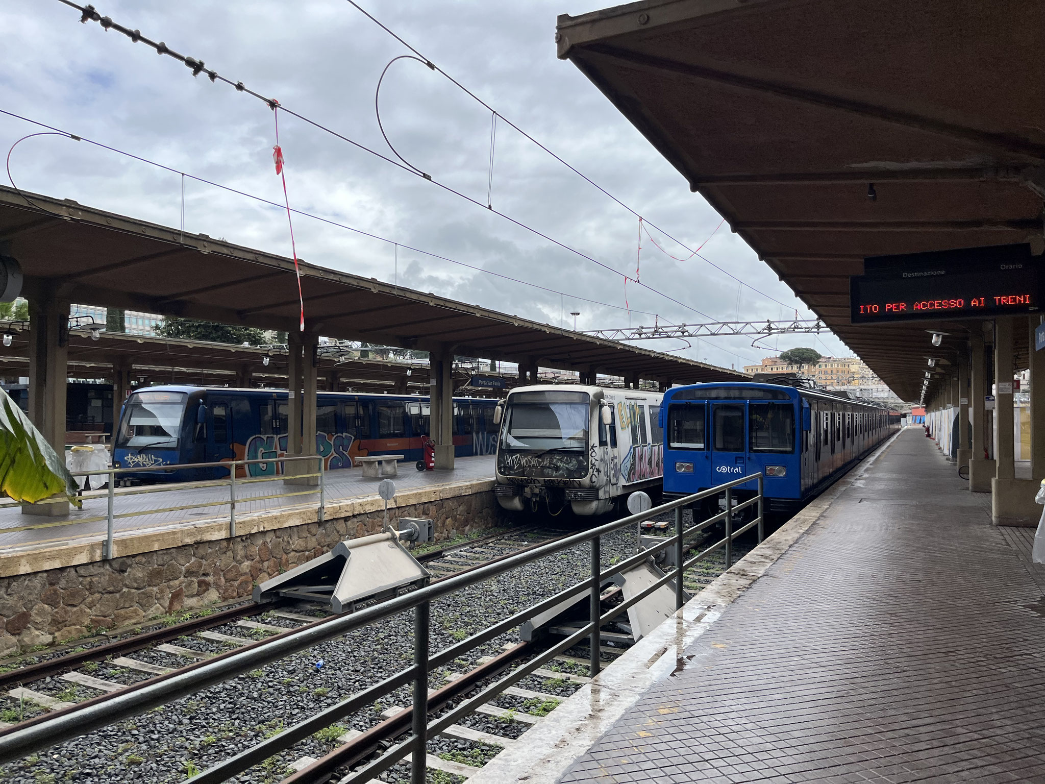 Danach gehts zum Bahnhof "Porta San Paolo", wo uns die Metro für 1.50Euro/Pers. nach Lido di Ostia ans Meer bringt.