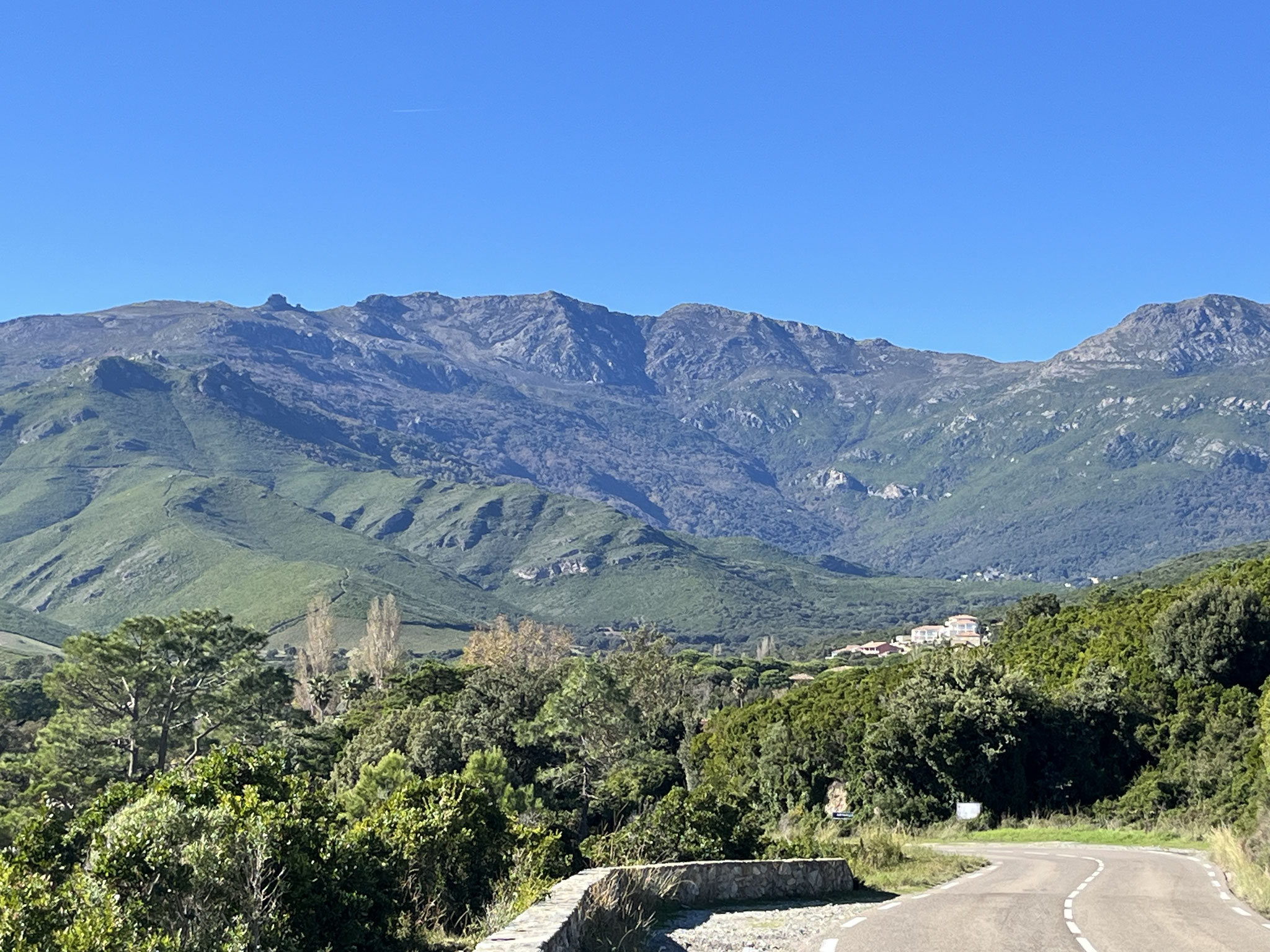 Es ist eine wunderschöne, kurvige Strecke über den Klippen mit wunderbaren Aussichten.