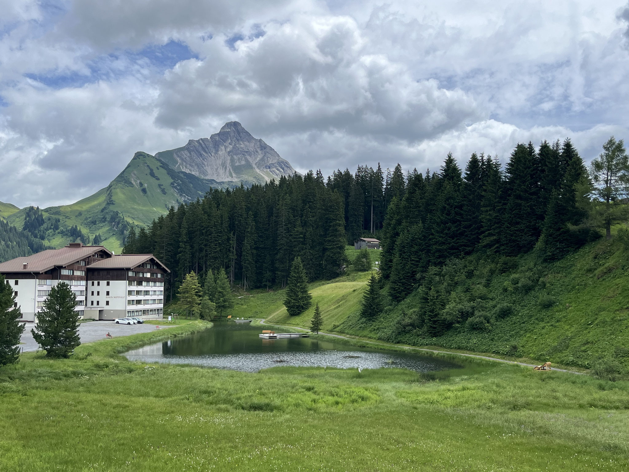 ... ins Dorf Warth mit dem Seebachsee.