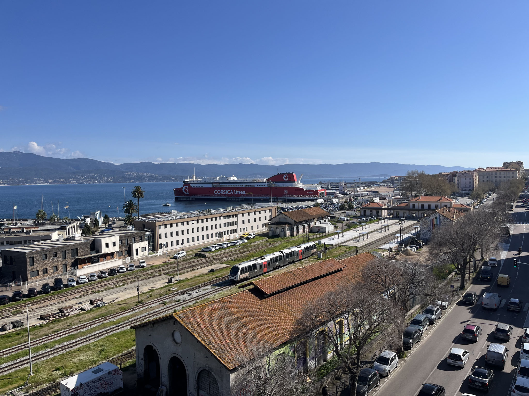Den Nachmittag lassen wir auf dem Dach unseres Hotels bei super Aussicht und Sonnenschein ausklingen.