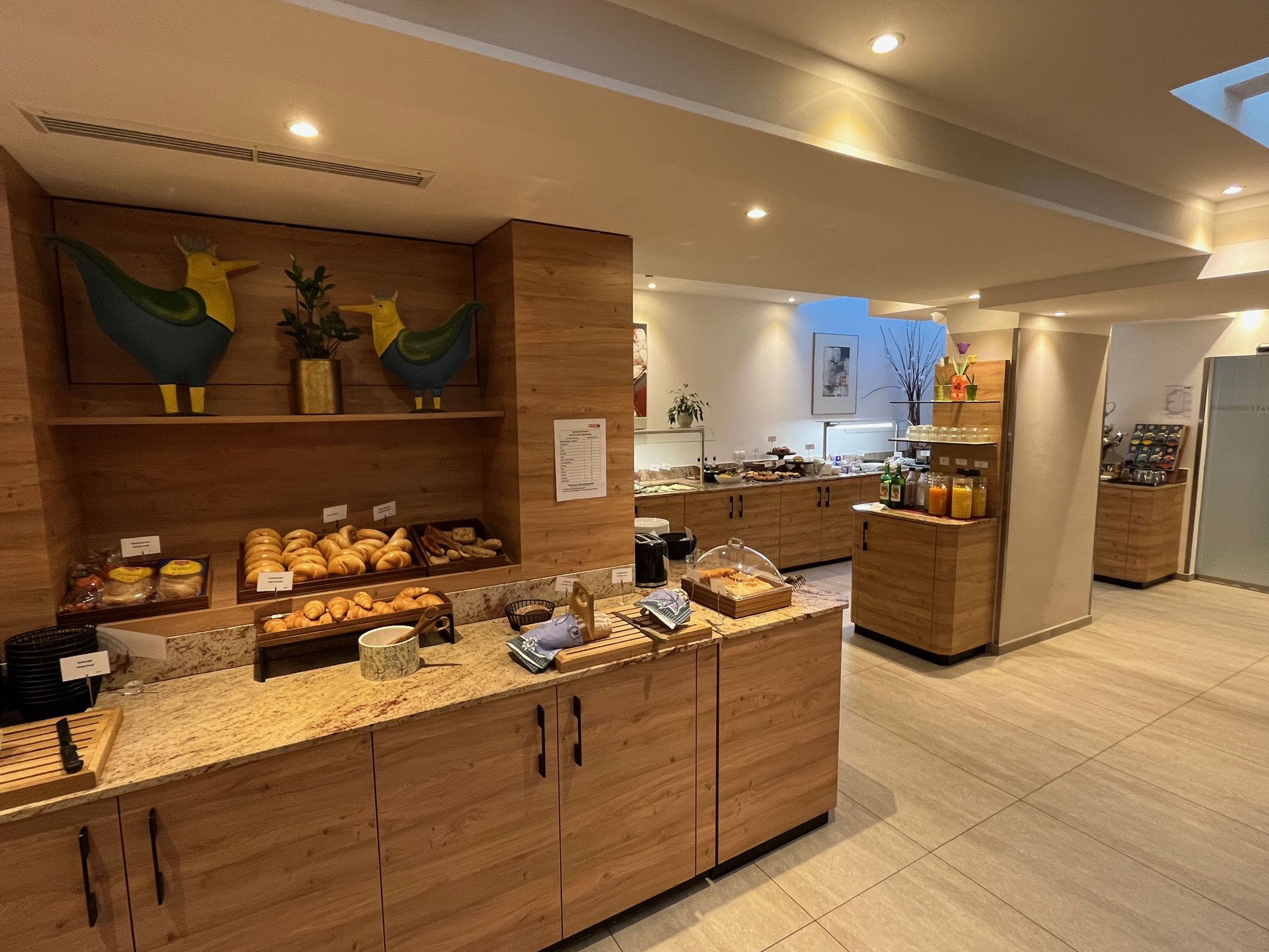 Unser Hotel in der Innenstadt ist nicht ganz budgetfreundlich, bietet aber ein sehr gutes Frühstück ...