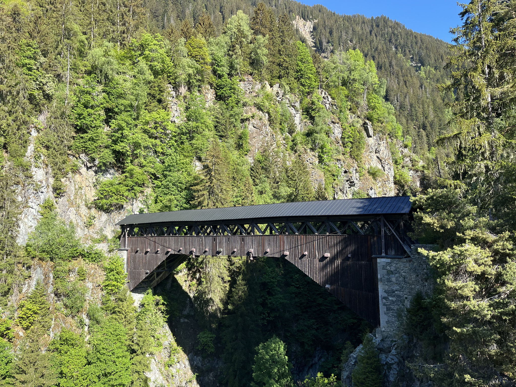 Die Strasse ist gut ausgebaut und umfährt „alte“ Abschnitte mit Sehenswürdigkeiten.