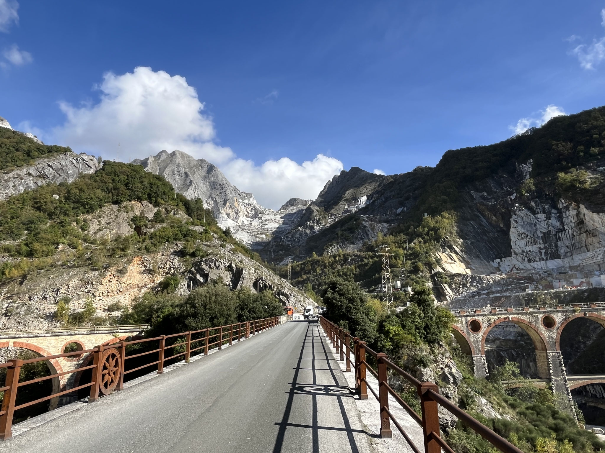 Eine fantastische Bergwelt tut sich auf. Wenn diese Strassen und Viadukte sprechen könnten. Wir würden viel über die Geschichte des Carraramarmorabbaus erfahren.