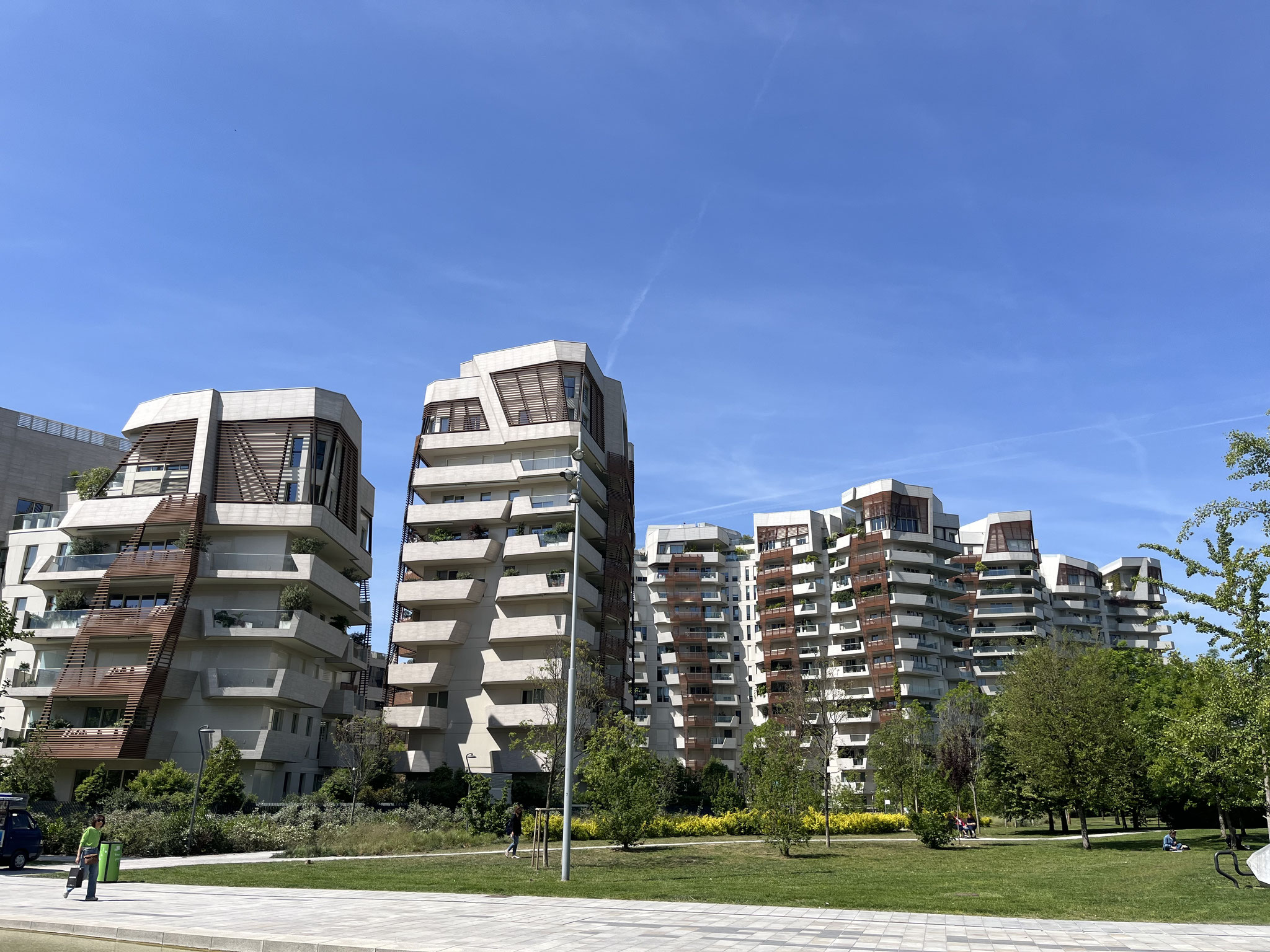 Nach einem einstündigen Fussmarsch bestaunen wir hier draussen die moderne Architektur …