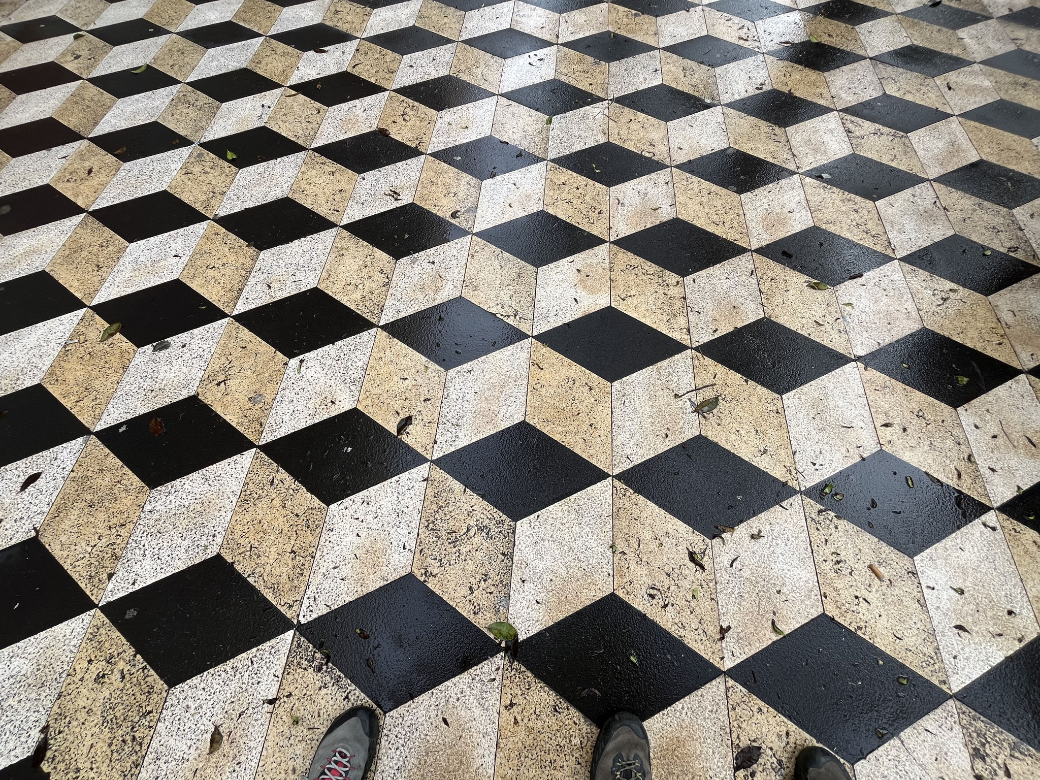 Die „Shoppingmile“ ist sehr gepflegt und sogar mit diesem Mosaik gepflastert.