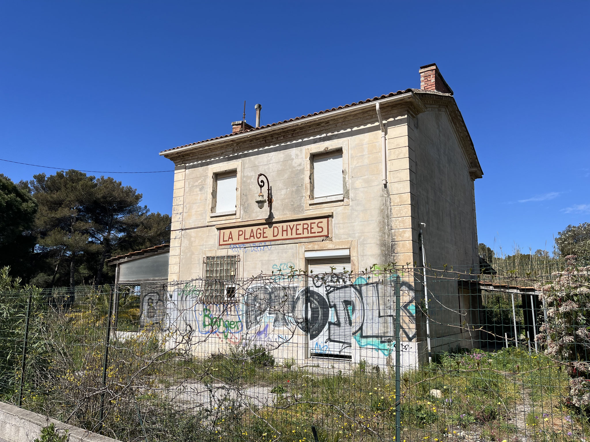 Der verlassene Bahnhof zeugt von einer ehemaligen Bahnstrecke, die als Veloweg umfunktioniert wurde. Das gefällt uns natürlich sehr, denn es hat auf den Strassen heute enorm viel Verkehr.