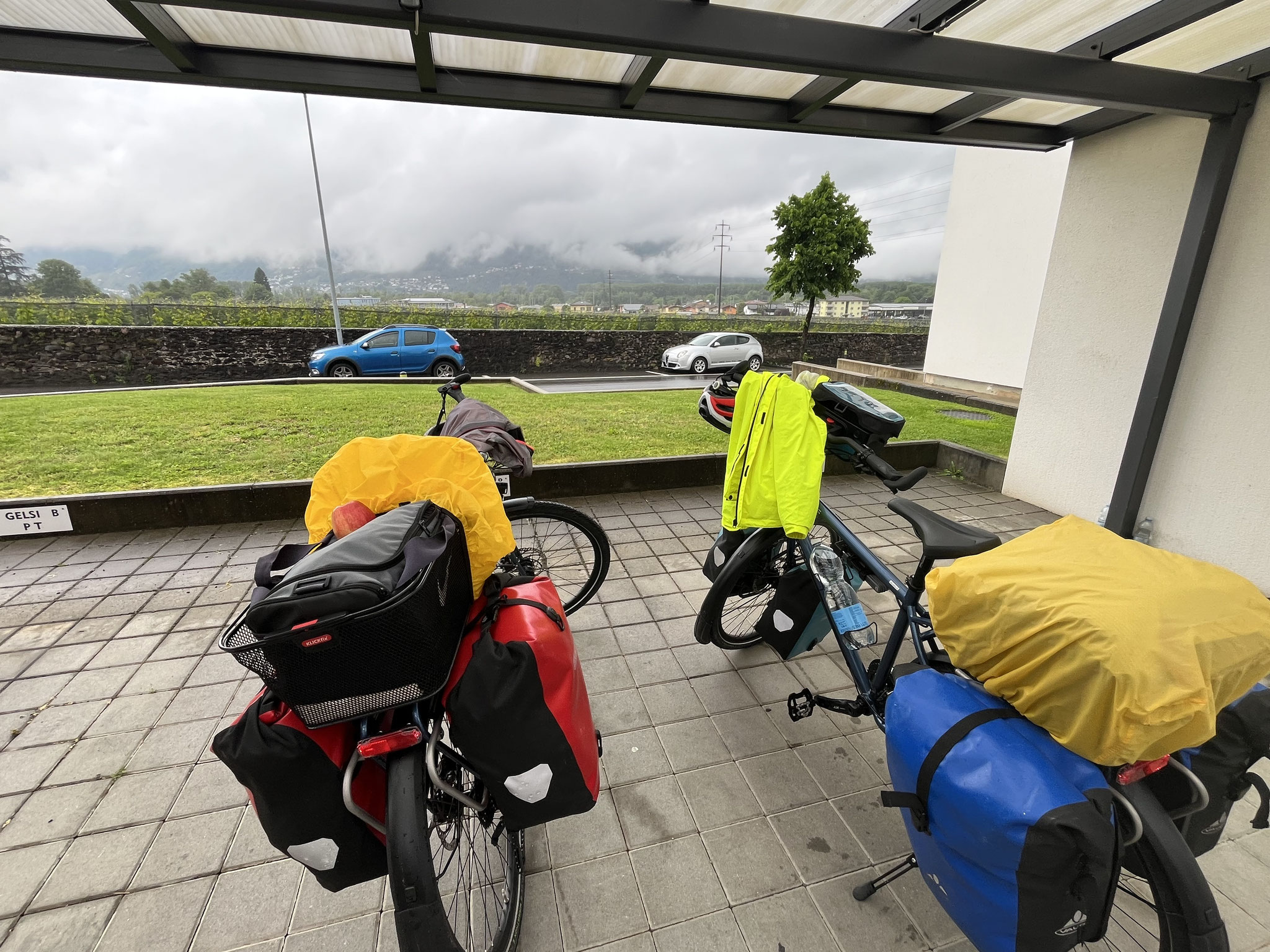 Der letzte Schauer(gemäss WetterApp) zieht in Quartino über uns hinweg und wir stehen eine Weile unter.