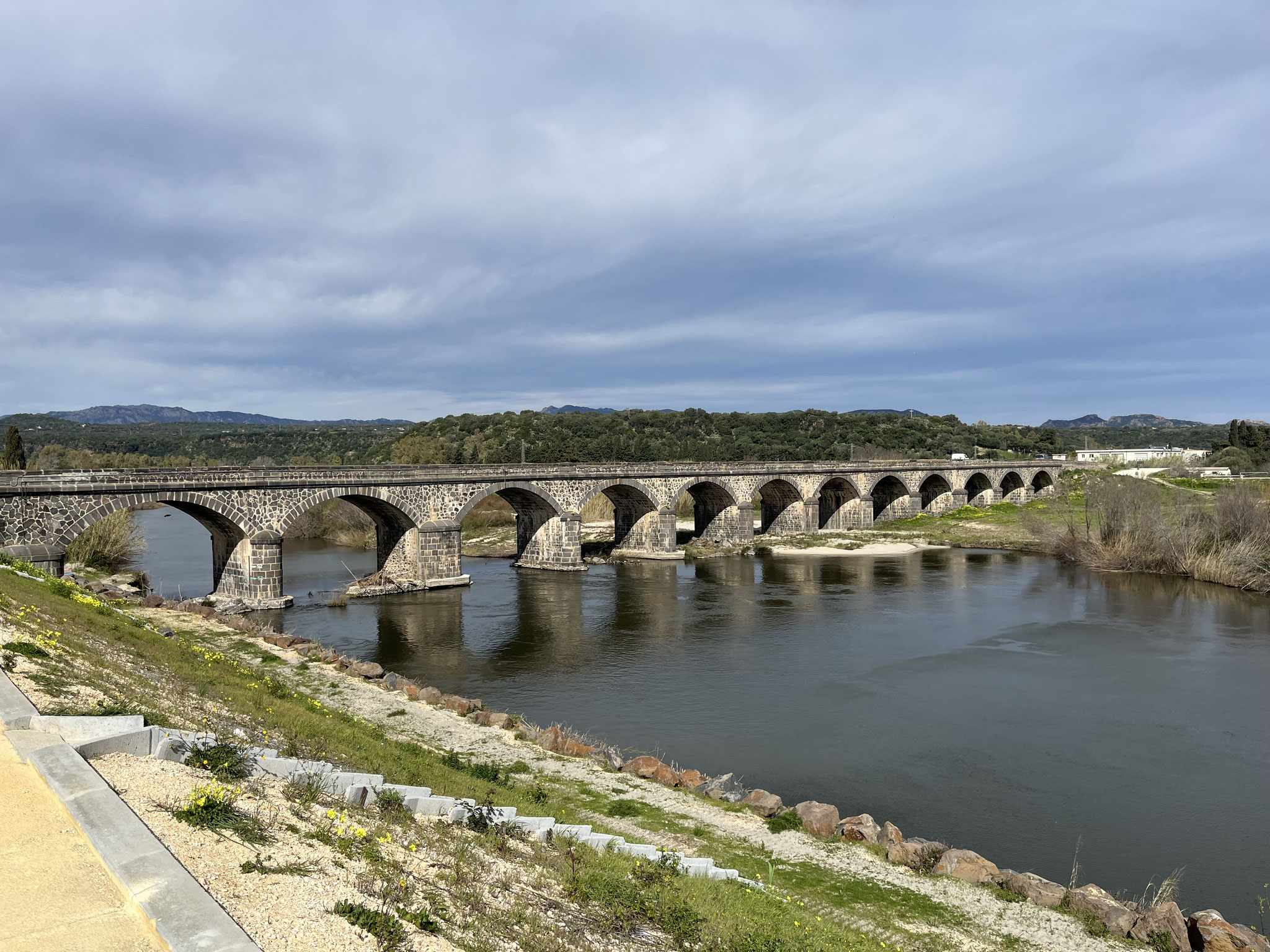 Die alte Brücke über den Fluss ist sehenswert und ein schönes Fotosujet.
