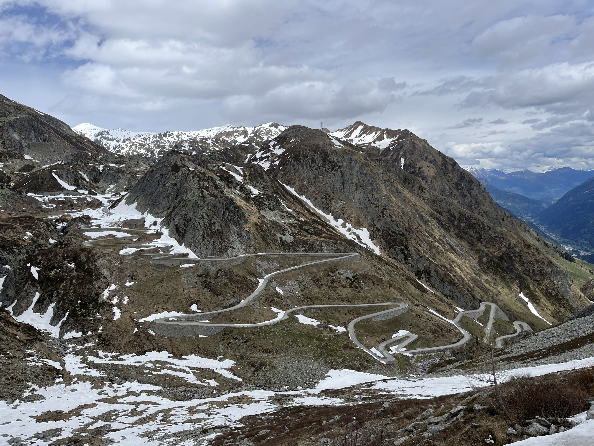 Von hier aus haben wir einen grandiosen Blick auf die gegenüberliegende Talseite mit den Kehren der Tremola.