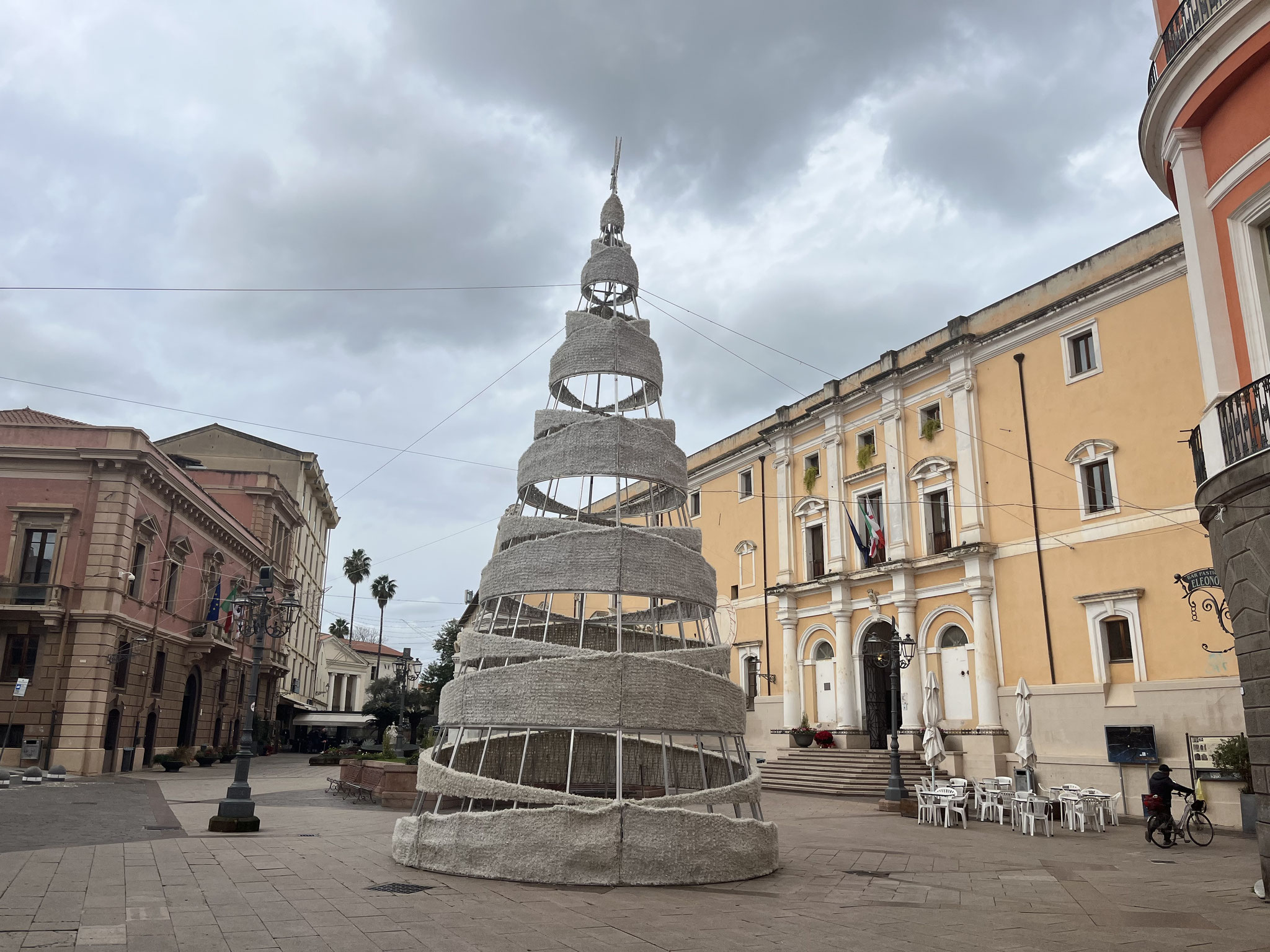 Wir sind gespannt, wie die vielen Weihnachtsbeleuchtungen(Stern von Bethlehem, Christbaum, …) bei Dunkelheit aussehen.