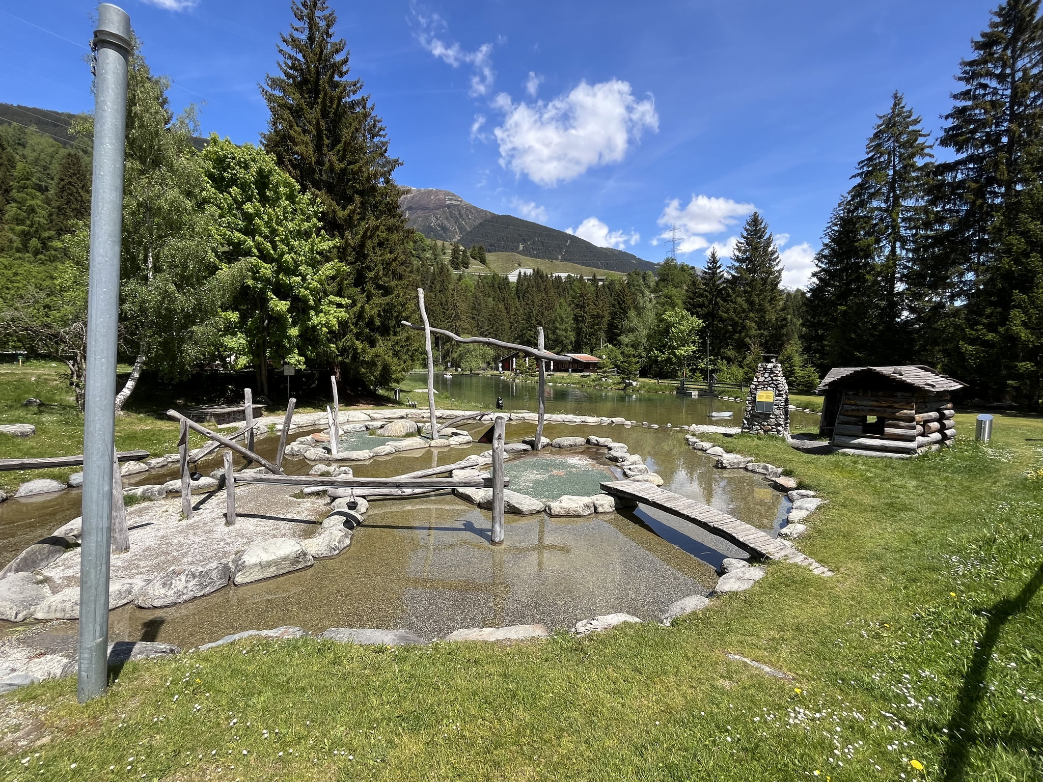 … zum Campingplatz Disentis, wo wir bei einem Spielplatz unseren Mittagslunch essen.