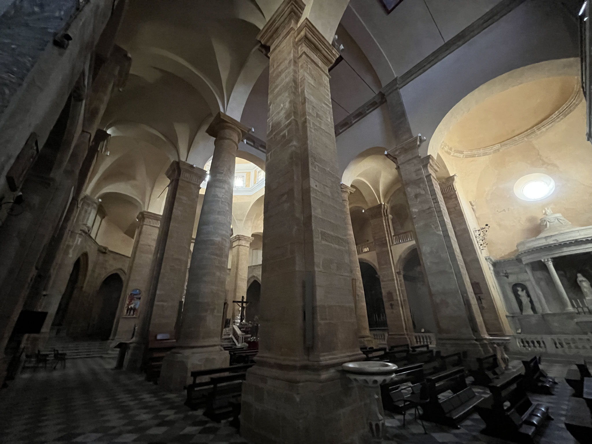 Wir suchen Zuflucht in der Kathedrale Santa Maria und laschen der beruhigenden Orgelmusik.