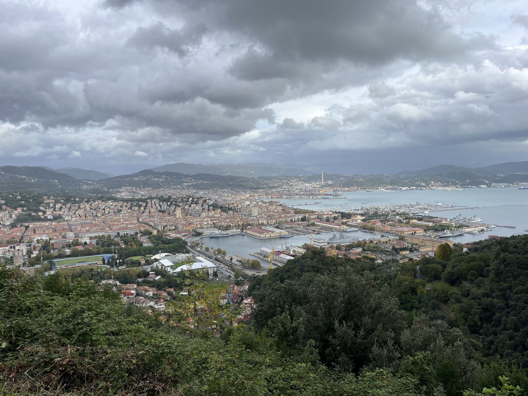 Es geht runter nach Riomaggiore und von dort wieder hoch, dann durch eine langes Tunnel und wir können auf La Spezia hinunter schauen.