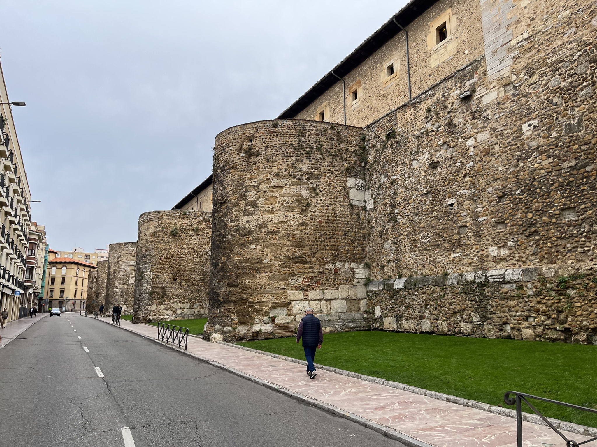 Weitere Passage der Stadtmauer entlang