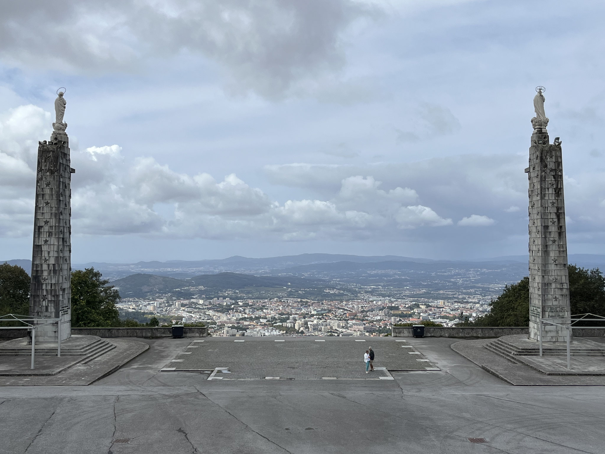 Über eine gigantische, etwas ungepflegte Treppe gehts wieder hinunter Richtung Stadt.