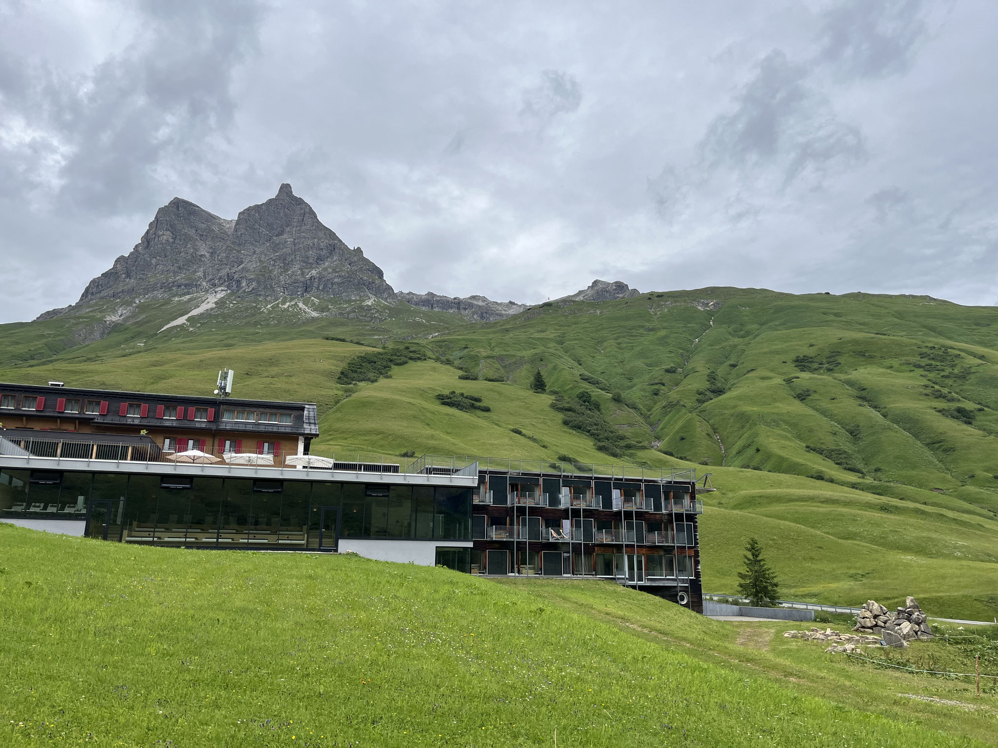 Im Hotel Adler kurz vor der Passhöhe logieren wir und bleiben zwei Nächte.