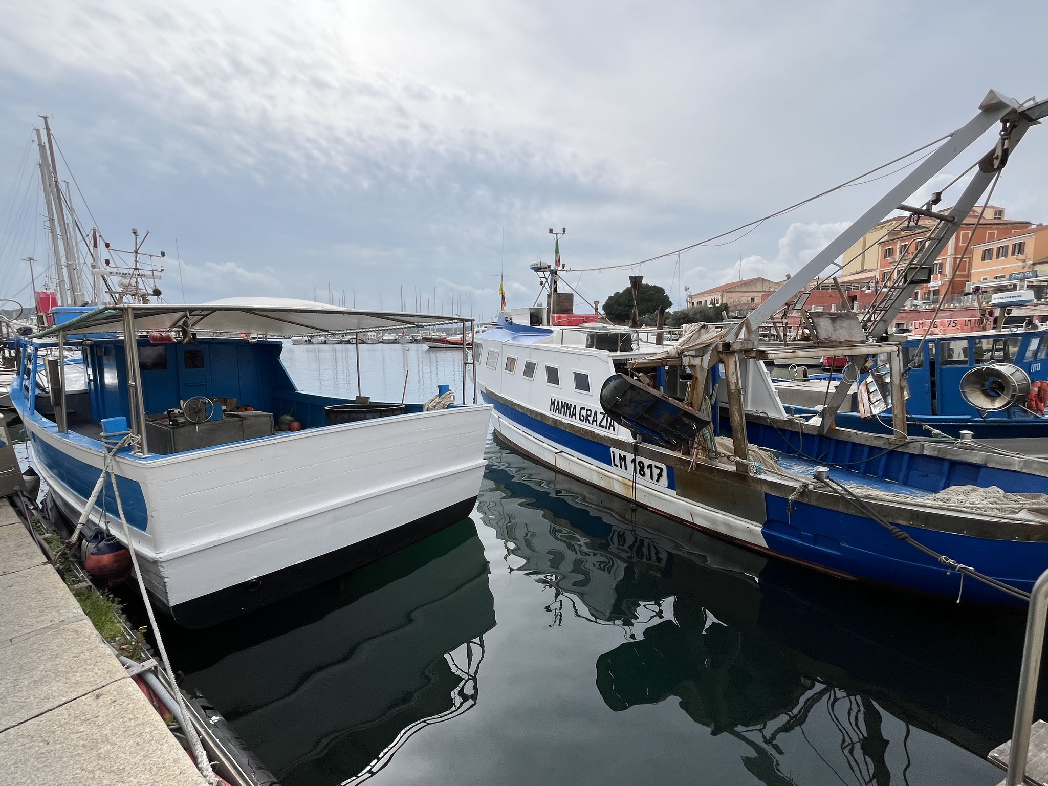 Im Hafen legen die Fähren und einige Fischerboote an.