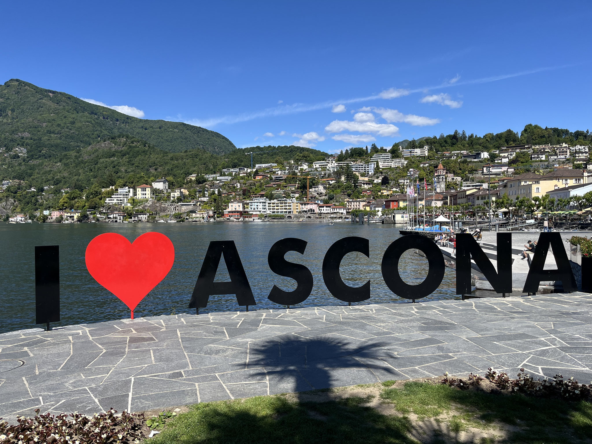 Je näher wir Ascona kommen, desto mehr Menschen treffen wir an.