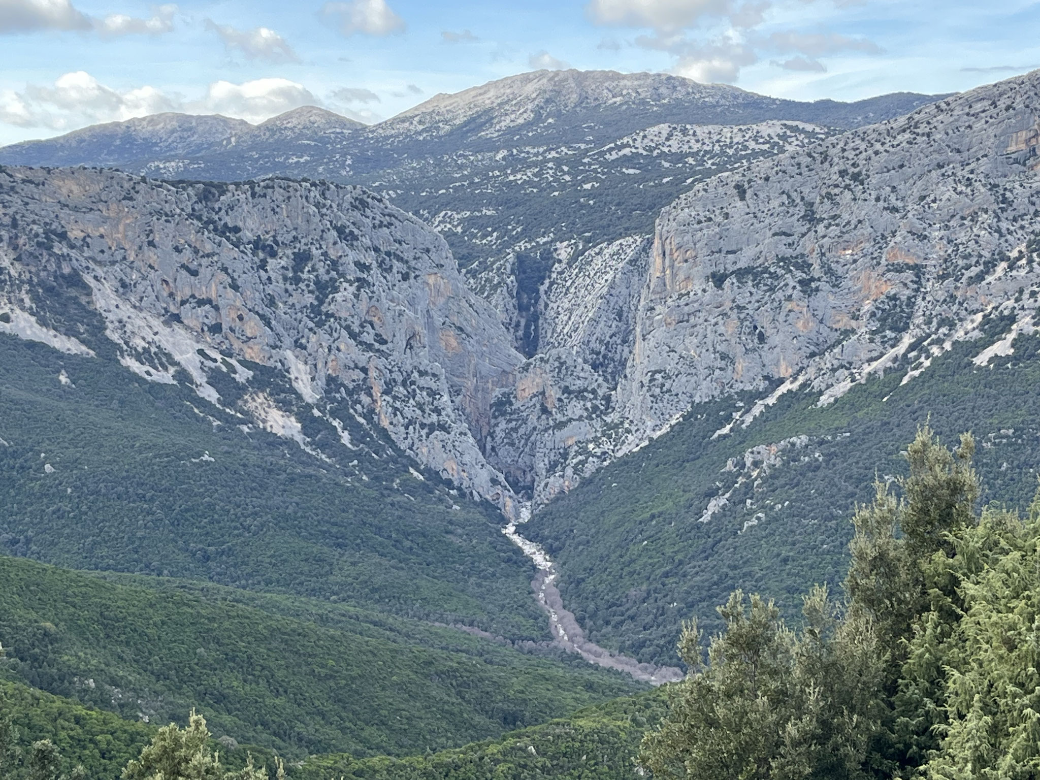 Die sehr gut ausgebaute Strasse/Abfahrt Richtung Dorgali ist 18km lang und eröffnet traumhafte Aussichten.