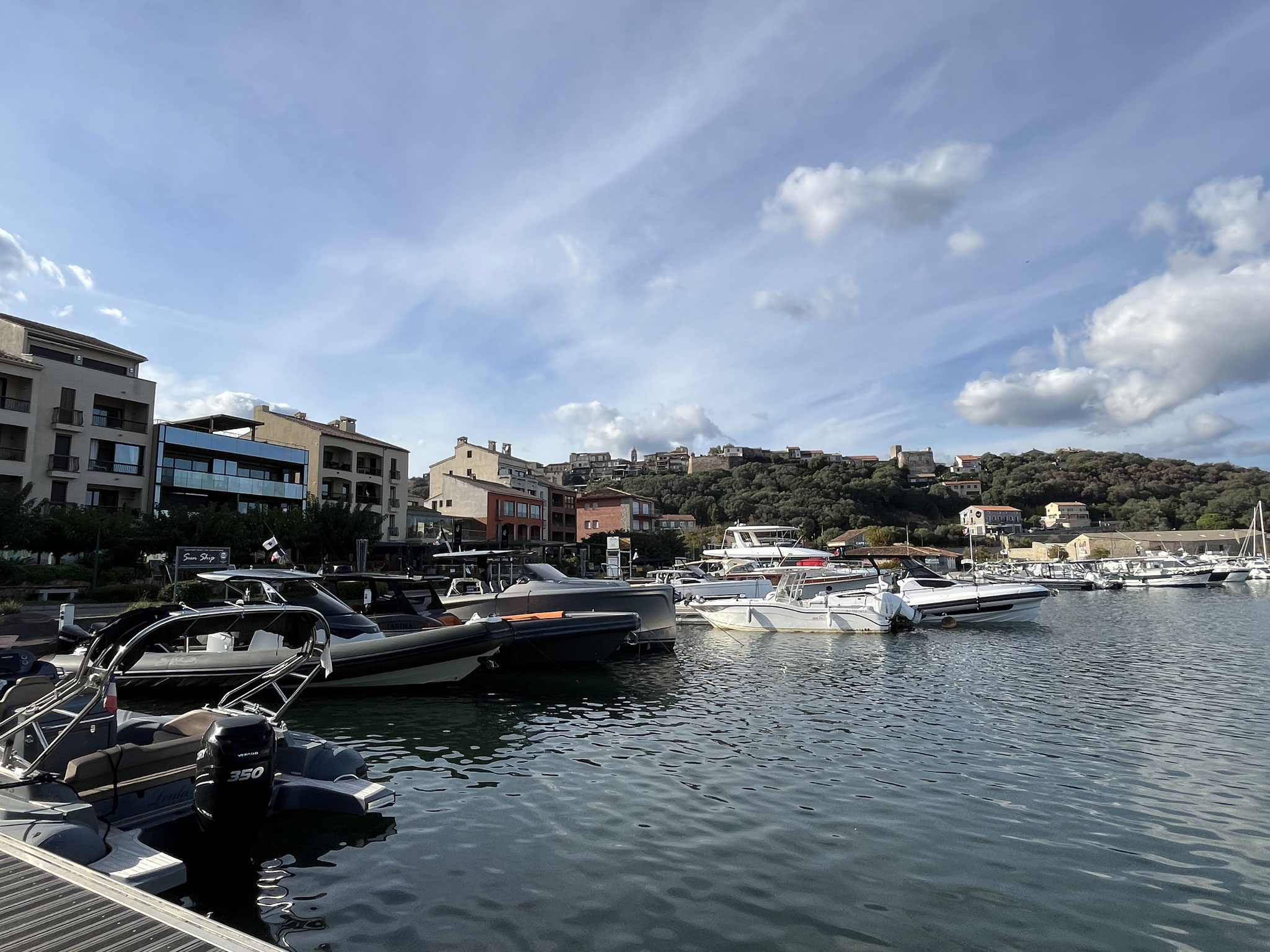 Am Hafen gibt es einige schöne Terrassenrestaurants mit Sicht auf den Jachthafen.