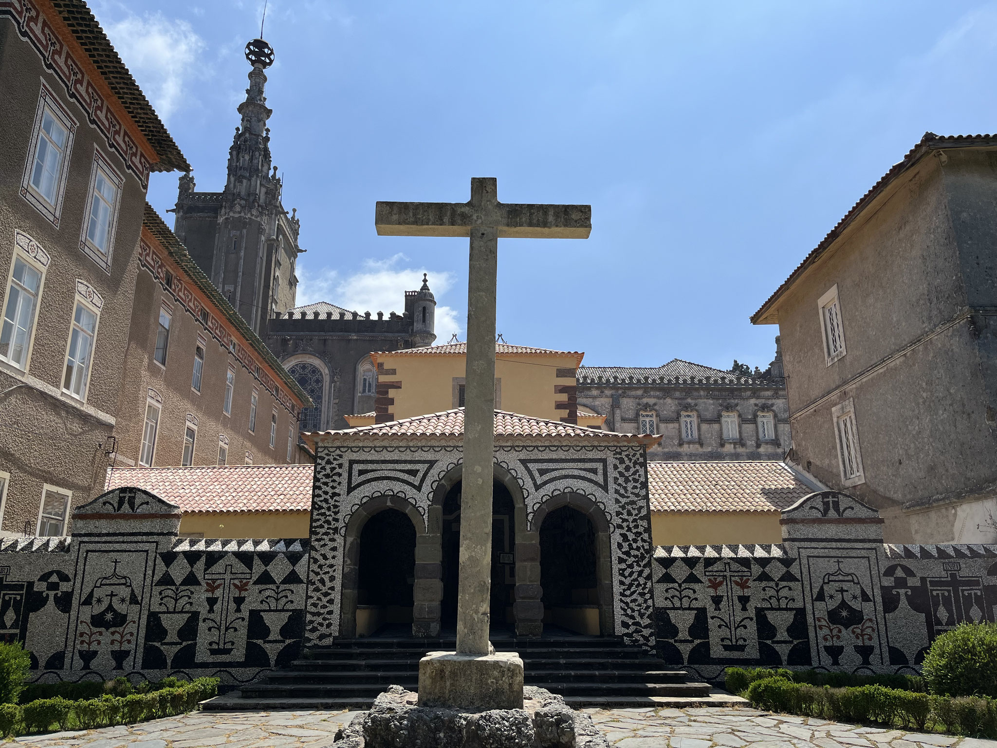 Nachdem wir das Tal der Farne durchquert haben und die vielen Treppen durch den botanischen Garten hoch gestiegen sind, kommen wir zum Convento  de Santa Cruz do Bucaco.