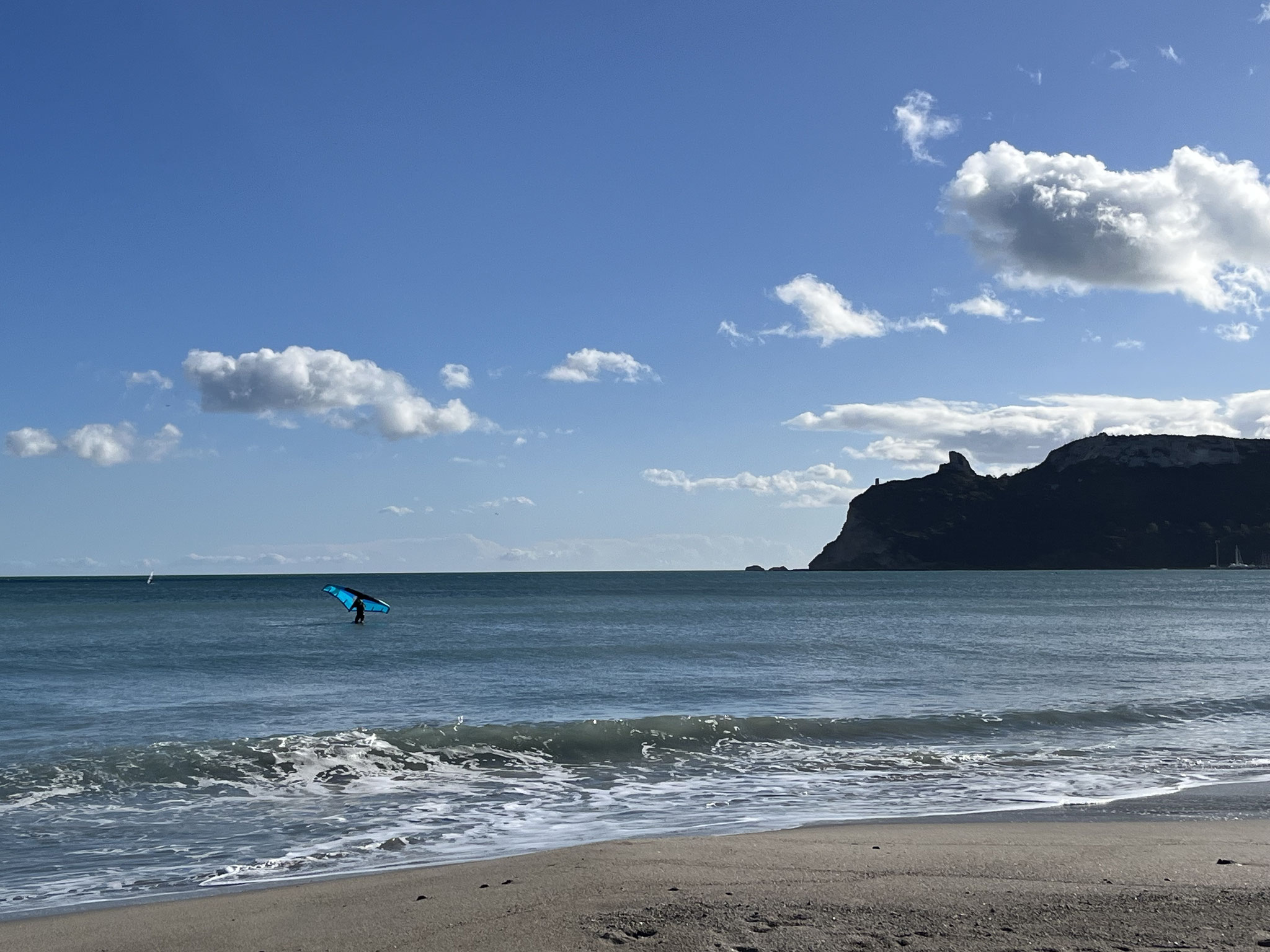 Der aufkommende Wind lässt die Herzen der diversen Surfer höher schlagen.