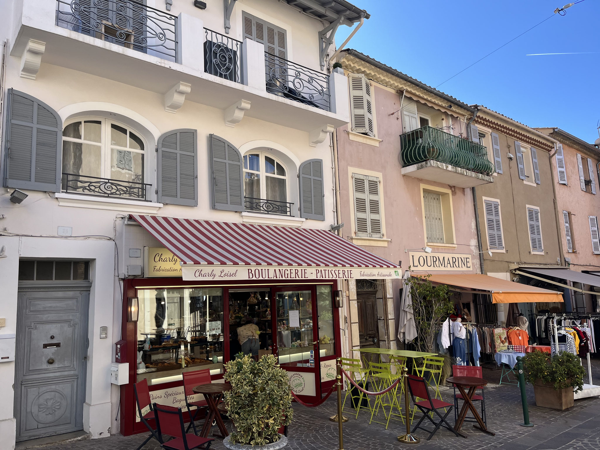 In Sainte-Maxime, einem Touristenort mit rund 15000Einwohnern, hat es sehr gepflegte Gassen mit vielen hübschen Modeläden.