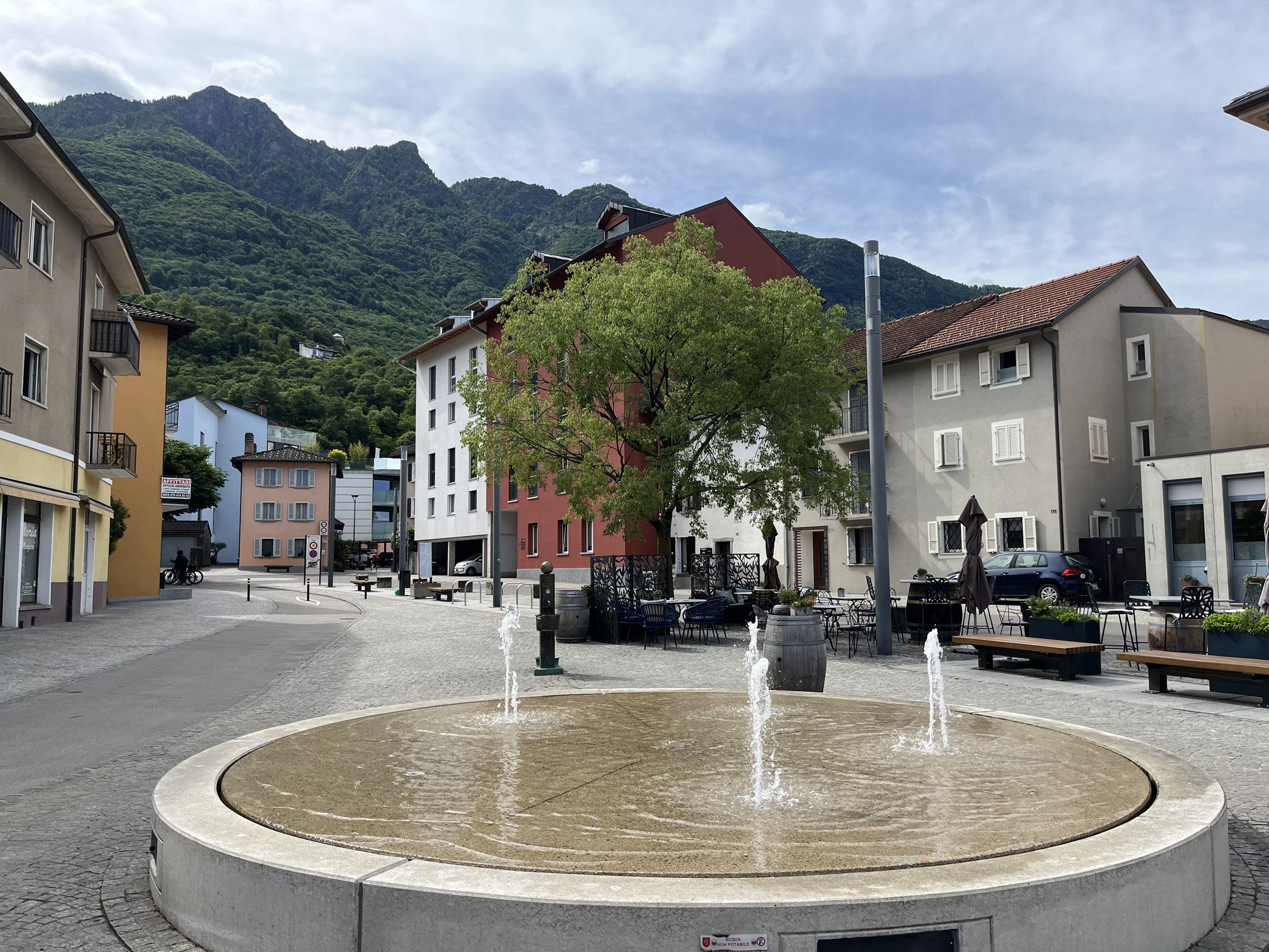 Von der Piazza Grande in Giubiasco geht …