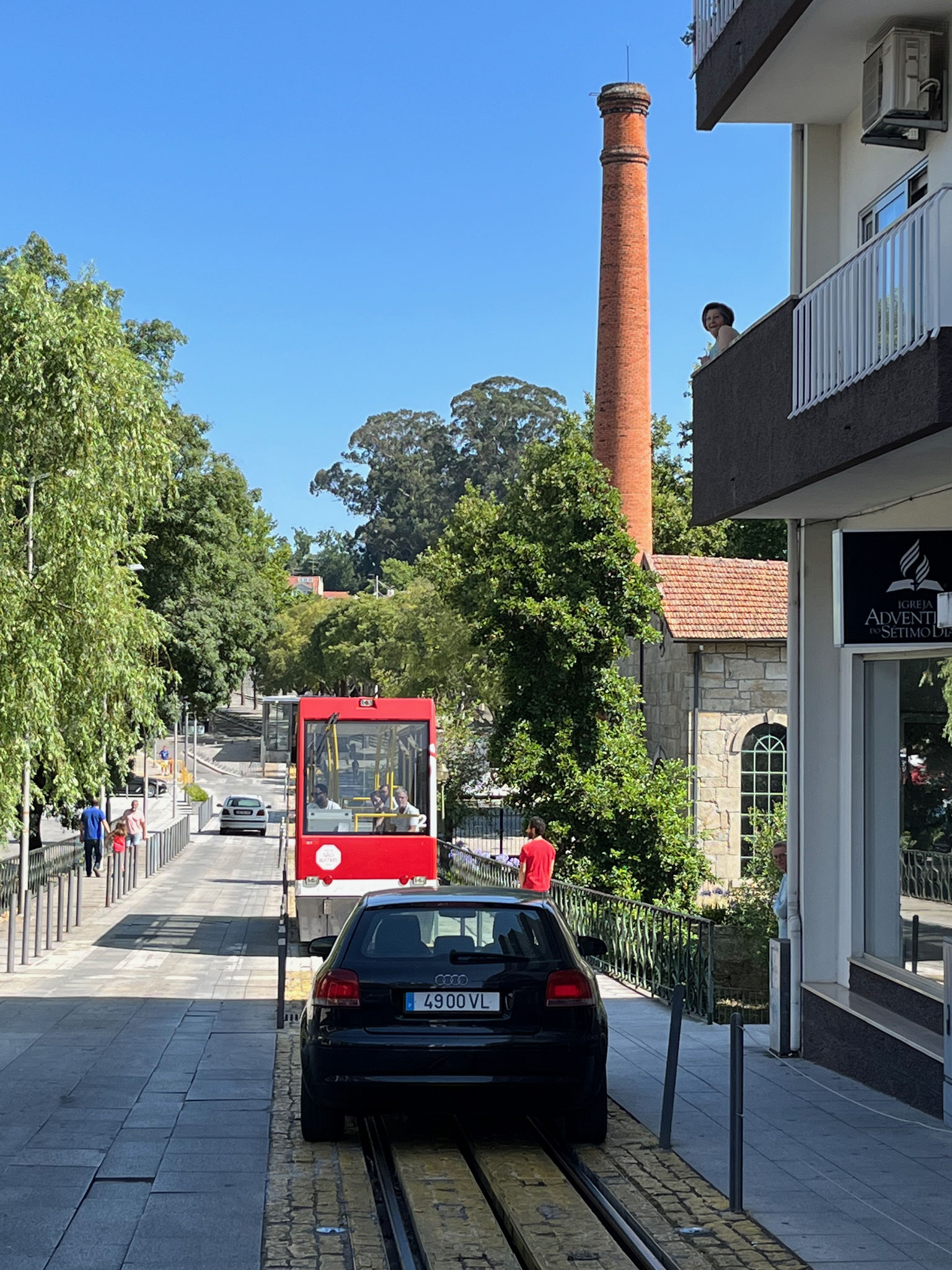 Die Standseilbahn fährt ja doch! Oder doch nicht? Da steht doch ein Wagen auf der Schiene. Das Warten und Hupen nützt nichts! Zurück fahren und Bahnbetrieb einstellen. 