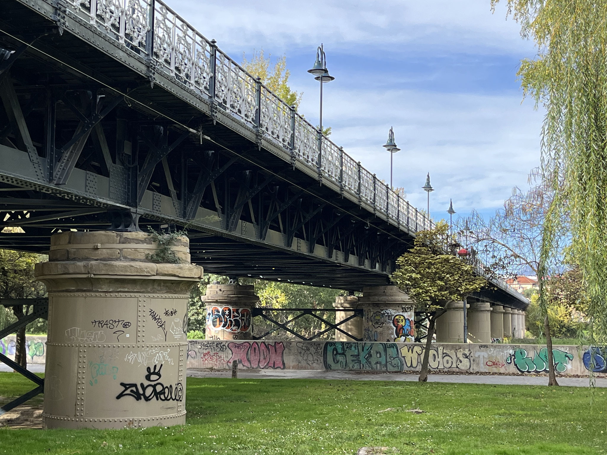 Die Eisenbrücke ist genietet, wie der Eiffelturm.