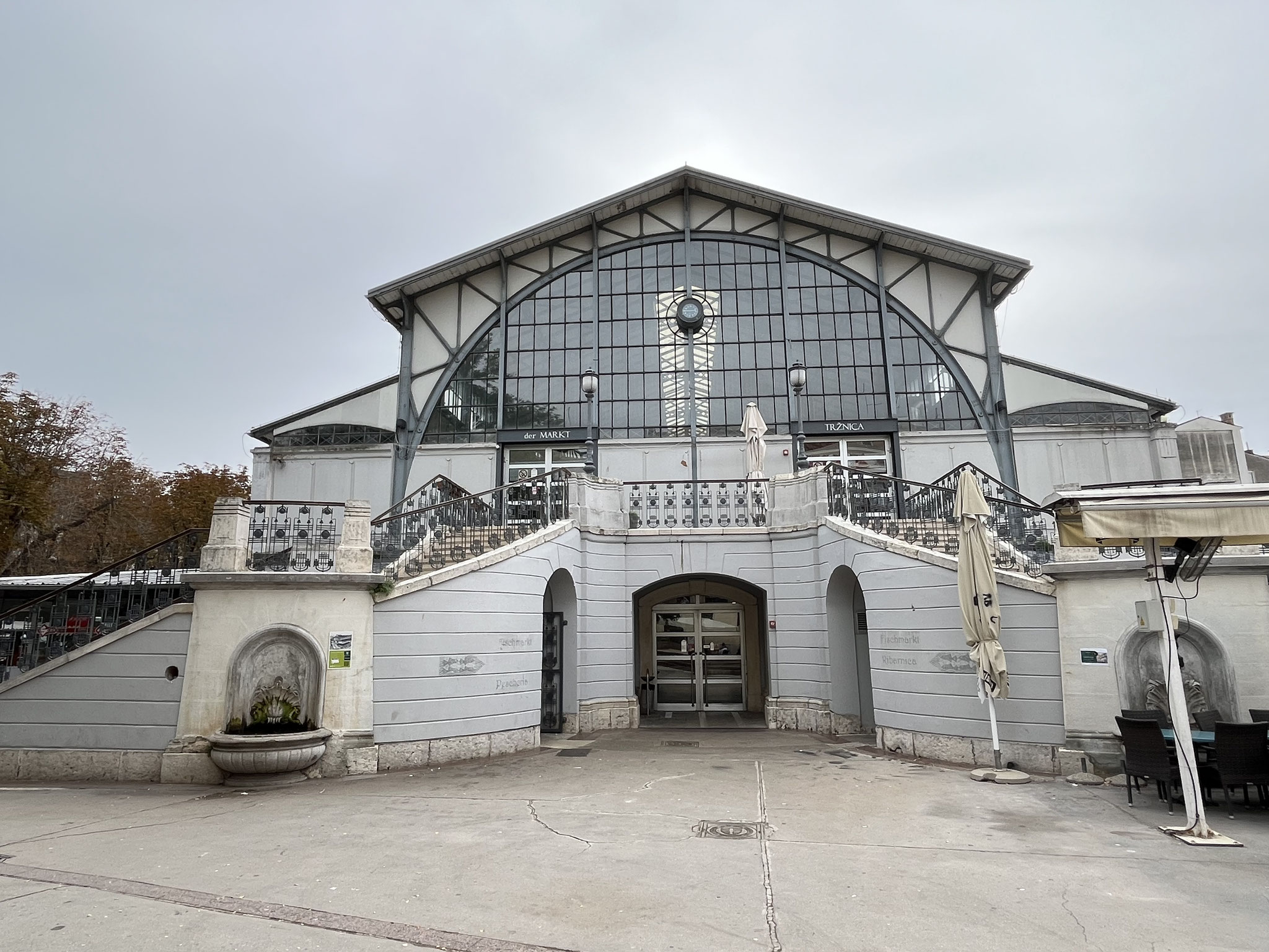 Weil das Schiff nach Zadar erst am Freitag fährt bleiben wir noch etwas hier. Unser Stadtbummel führt uns zur Markthalle.