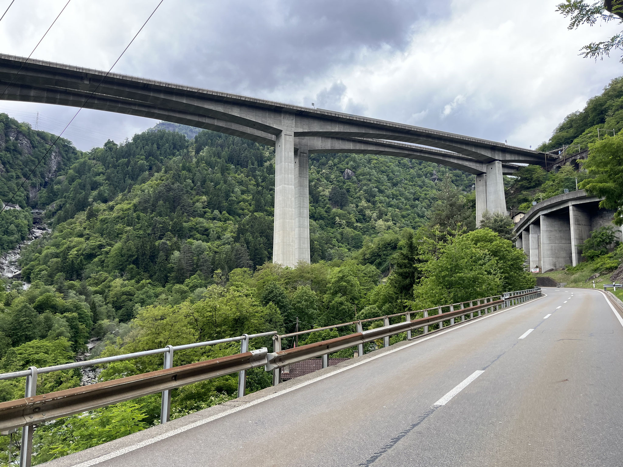Dann steigt die Hauptstrasse ein erstes Mal so richtig an …