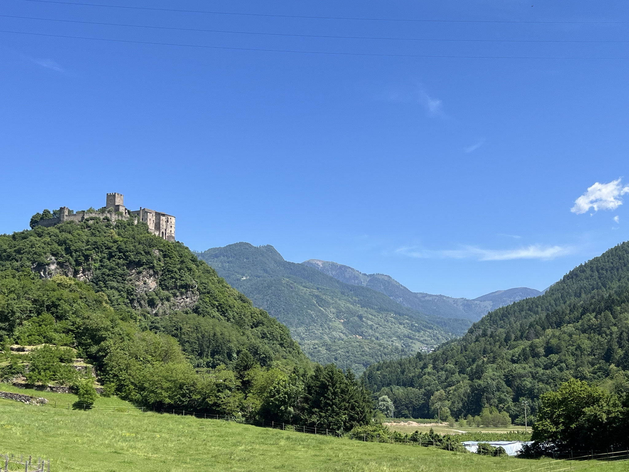 Bald sehen wir das Castello di Pergine, das stolz auf dem Colle del Castello steht.