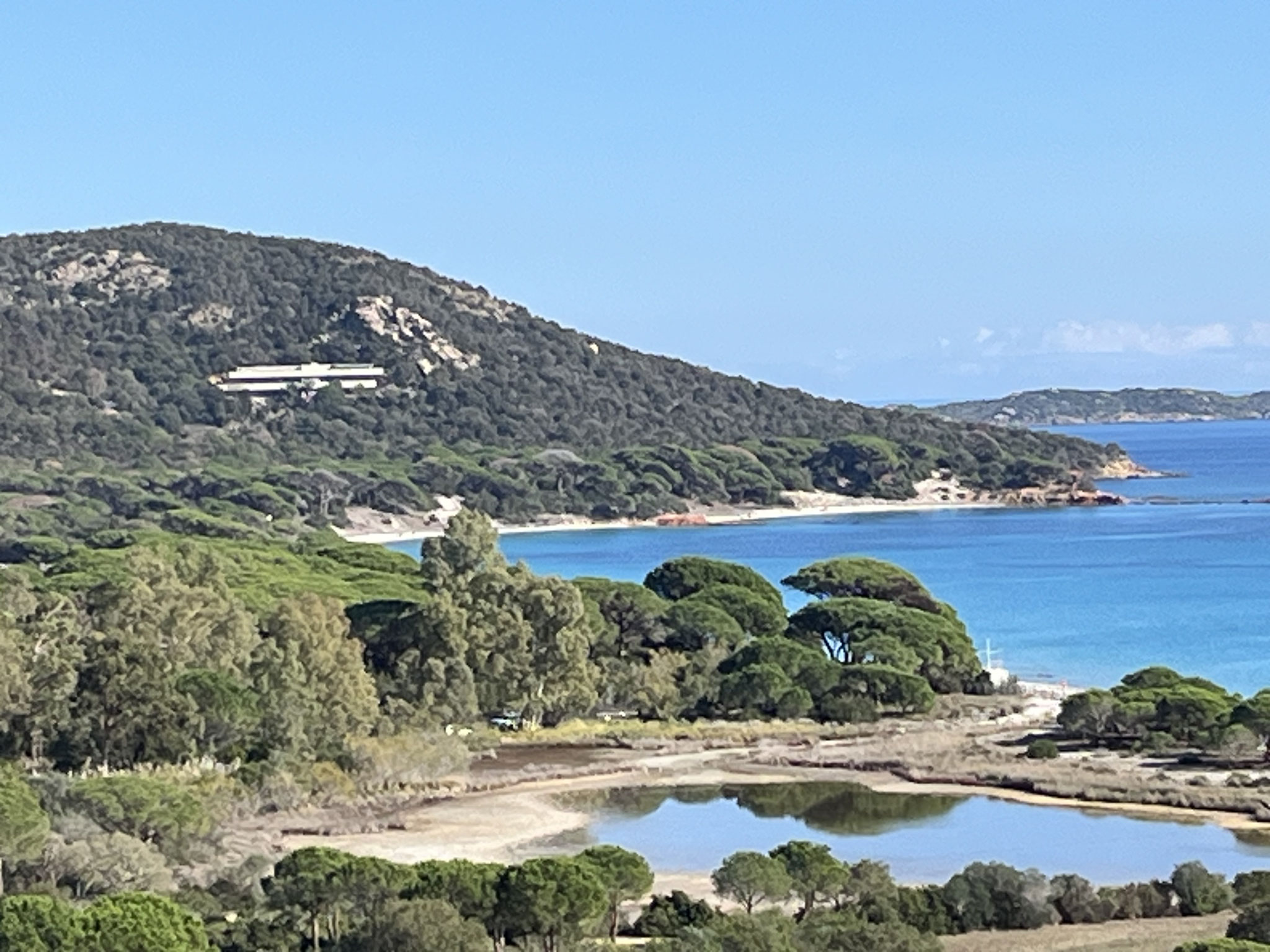 Endlich haben wir einmal Aussicht auf die malerische Küste mit ihren vielen natürlichen Sandstrandbuchten.