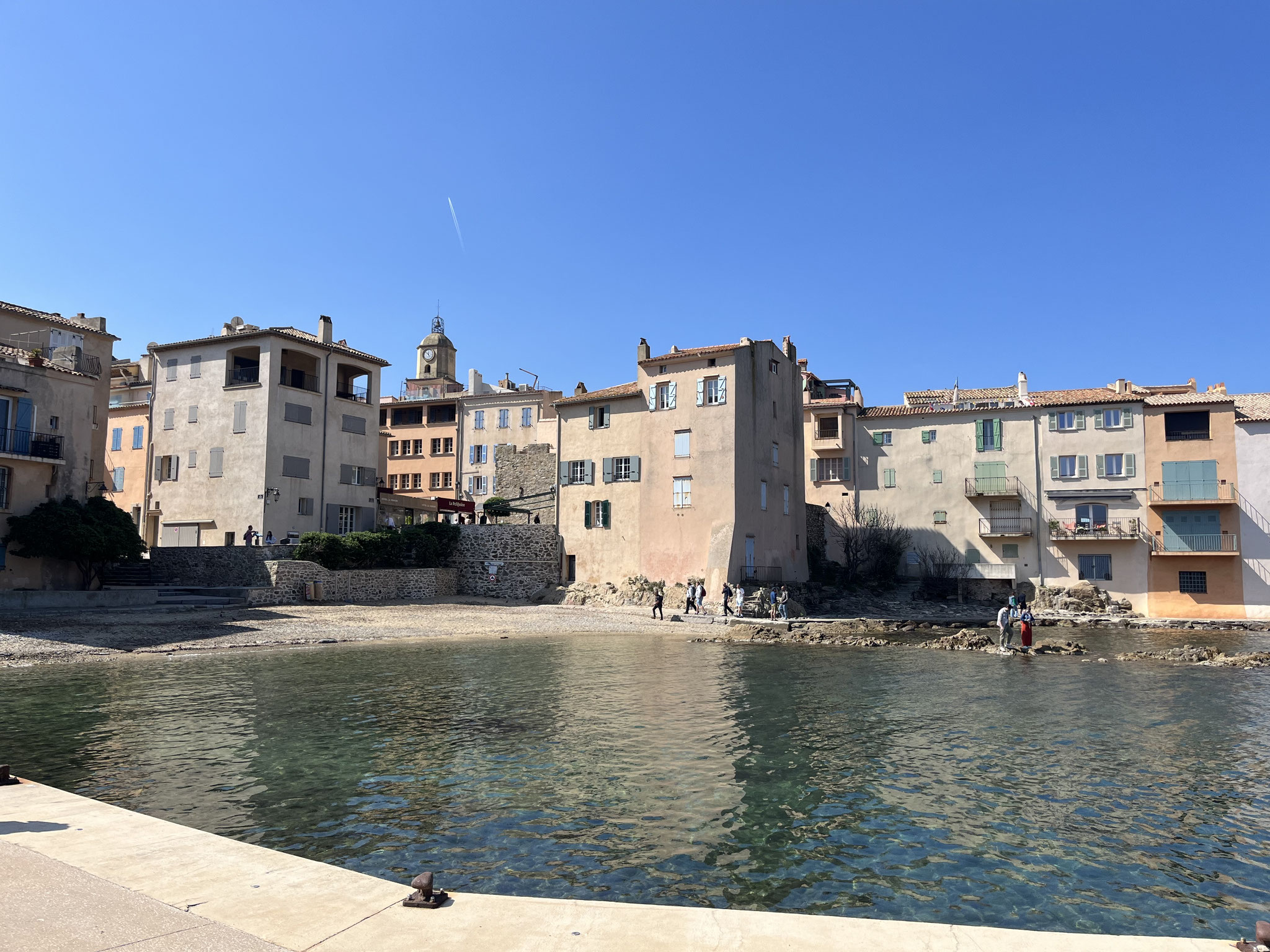 Wir spazieren am Meer entlang um die Altstadt herum und sind …