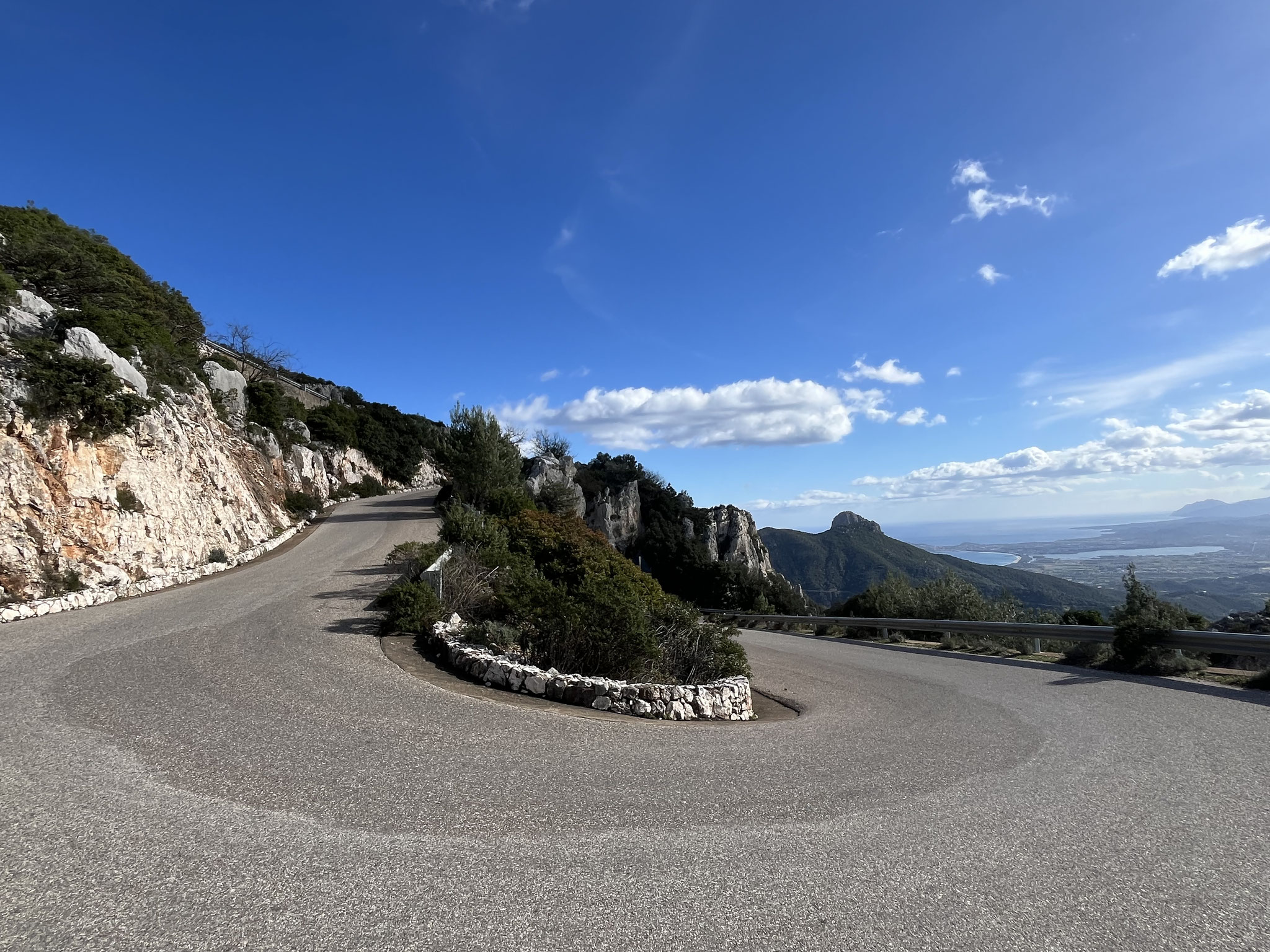 Damit sind wir aber noch nicht zufrieden und spazieren die steile Bergstrasse hoch zu den Kalkfelsen.