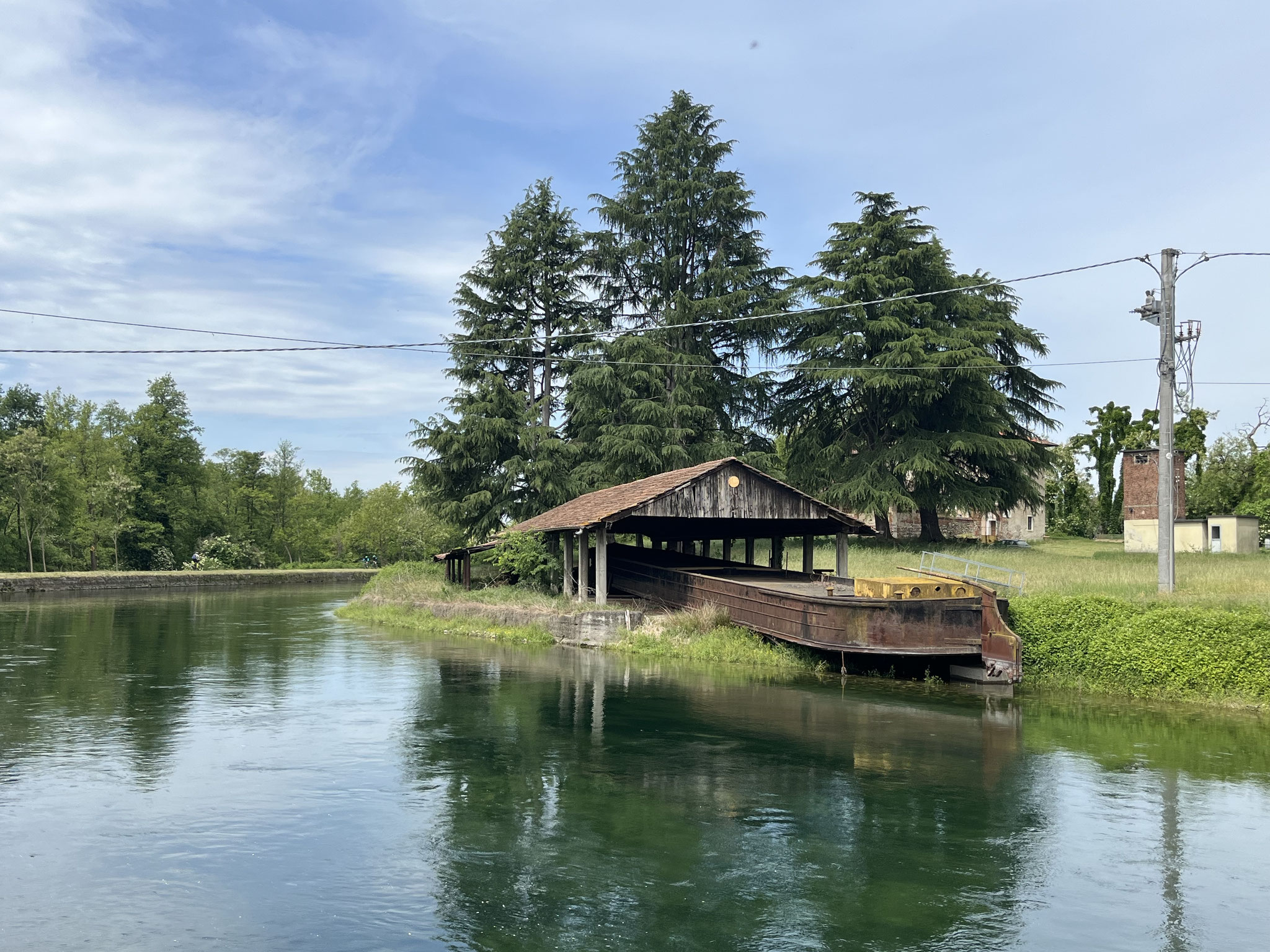 Auf den nächsten Kilometern verläuft der Kanal sehr natürlich und mäandriert. Da liegt sogar noch ein alter Transportkahn auf der Seite