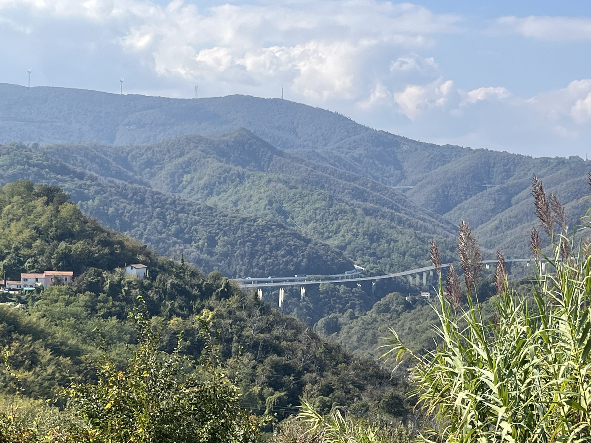 Die Autobahn schlängelt sich in zwei Spuren dem Meer entgegen. Eine Spur hat sogar ein Kehrtunnel, damit die Steigungen für die Lastwagen nicht zu hoch sind.