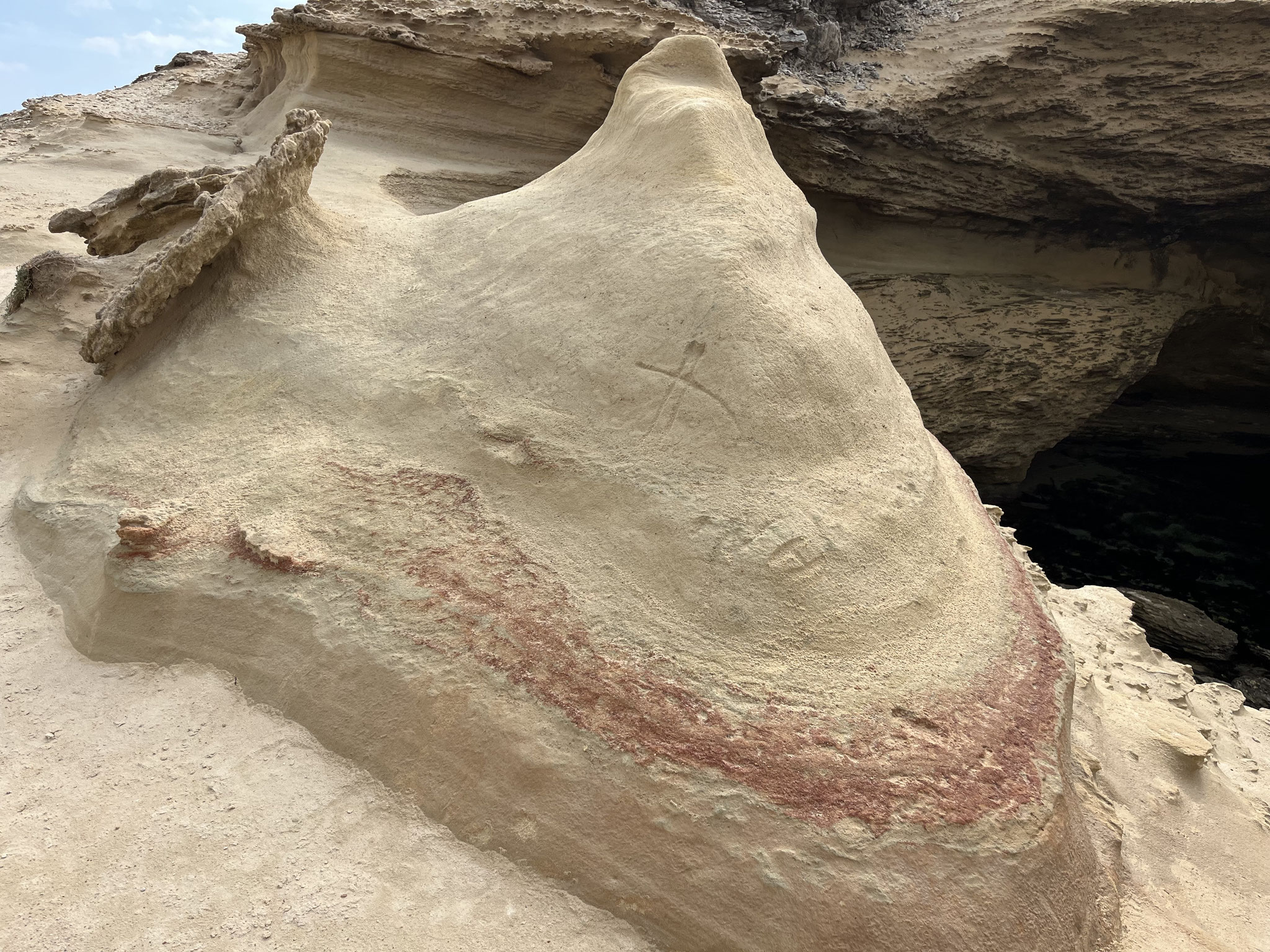 Eine bizarre Sandsteinlandschaft mit verschiedenen Erosionsformen …