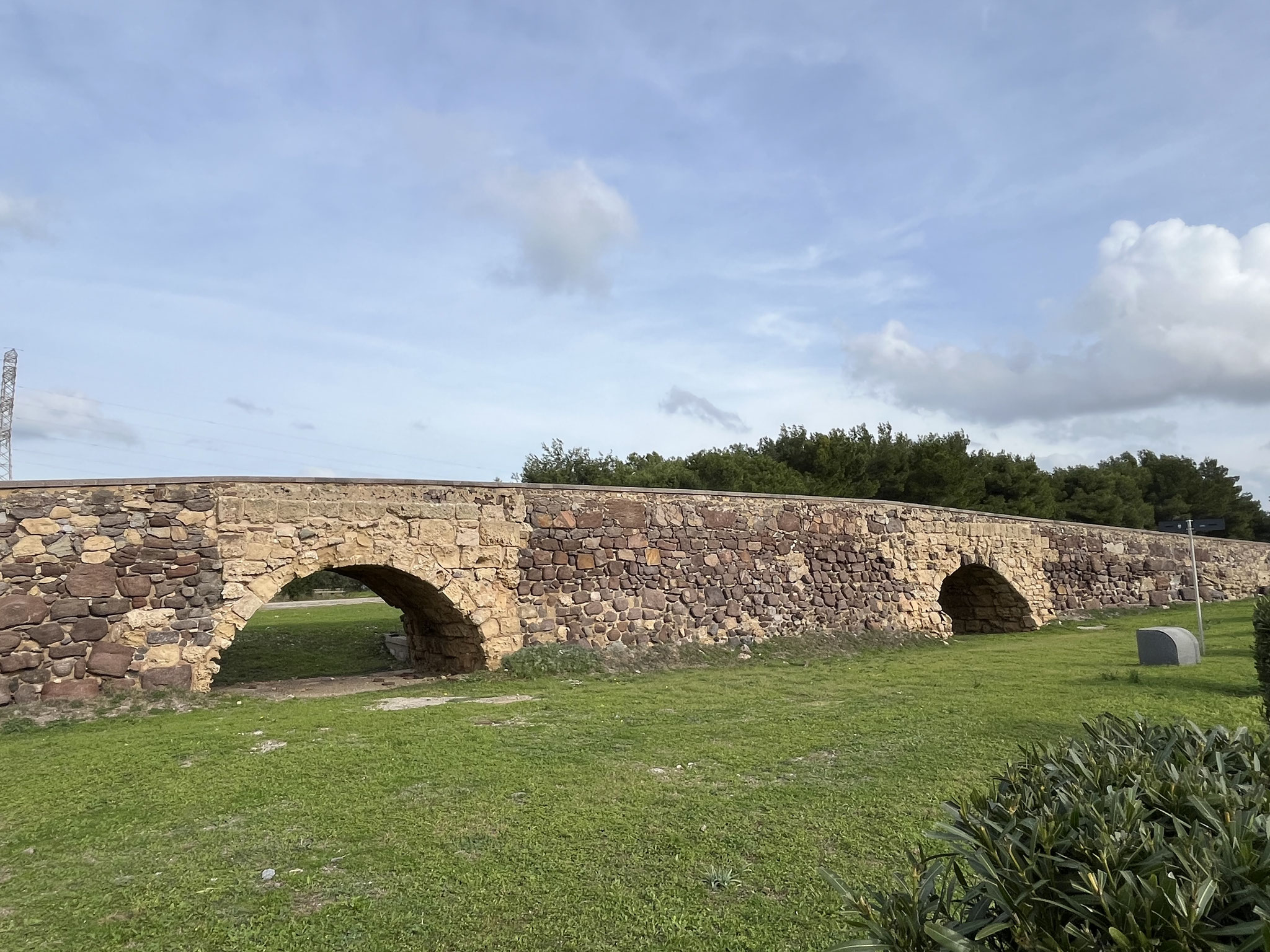 Es geht an einer Römerbrücke vorbei, über eine Brücke …